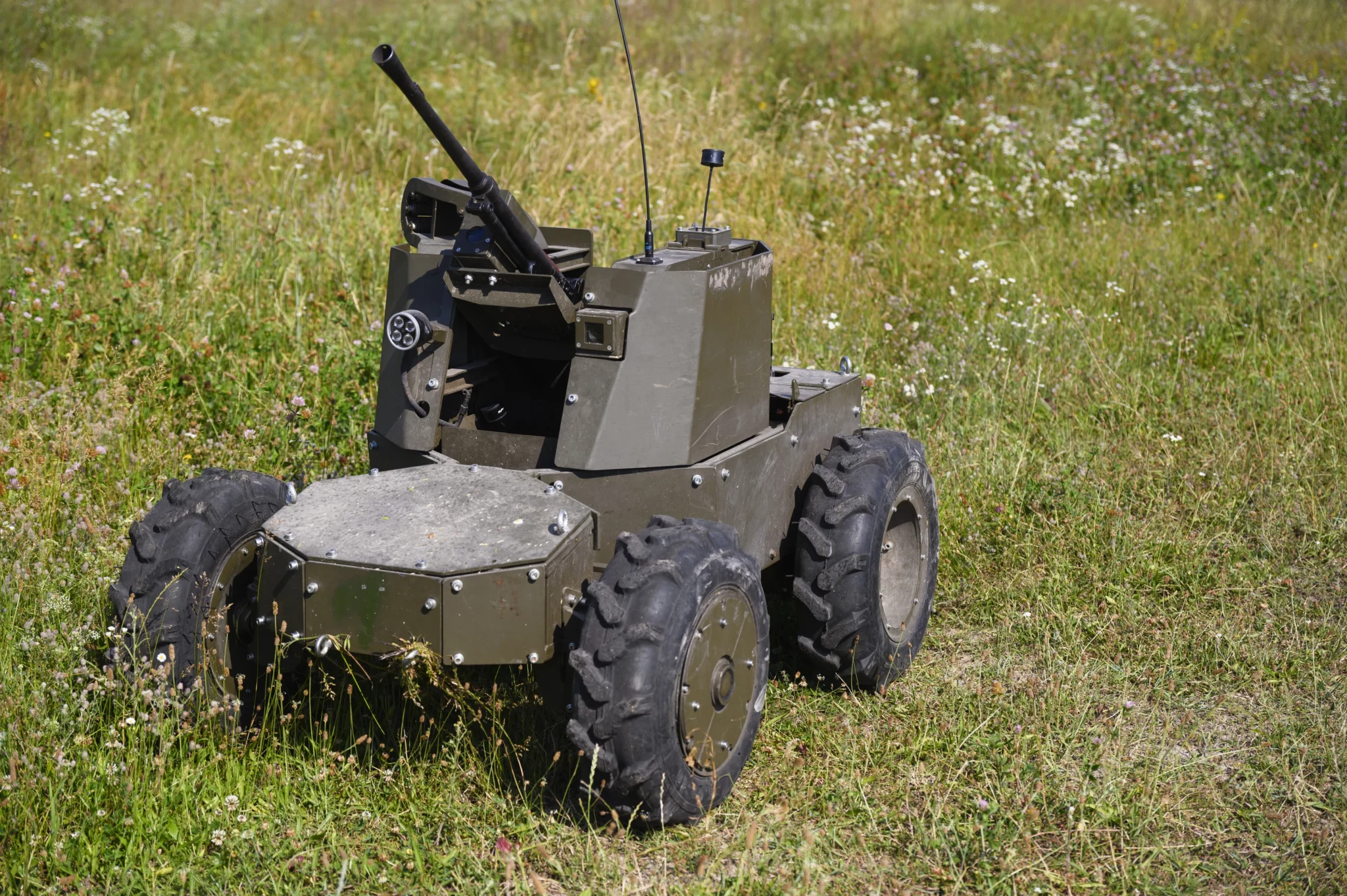 Robot d'attaque Lyut.<br><br>© Артема Гвоздкова, 1 центр інформаційно-комунікаційної підтримки Сухопутних військ » class= »lg :!h-full object-cover »>
                        </picture>
                        <figcaption class=