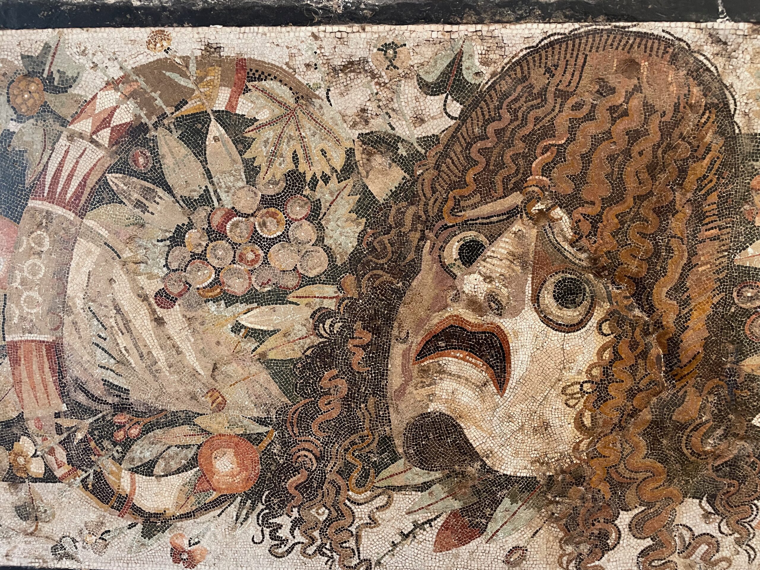 J’étais alors — et je le suis encore — marquée par le contraste entre la présence du passé antique et un décor dominé par la saisissante beauté du volcan qui souligne la fragilité de la vie. © Helen Thompson 