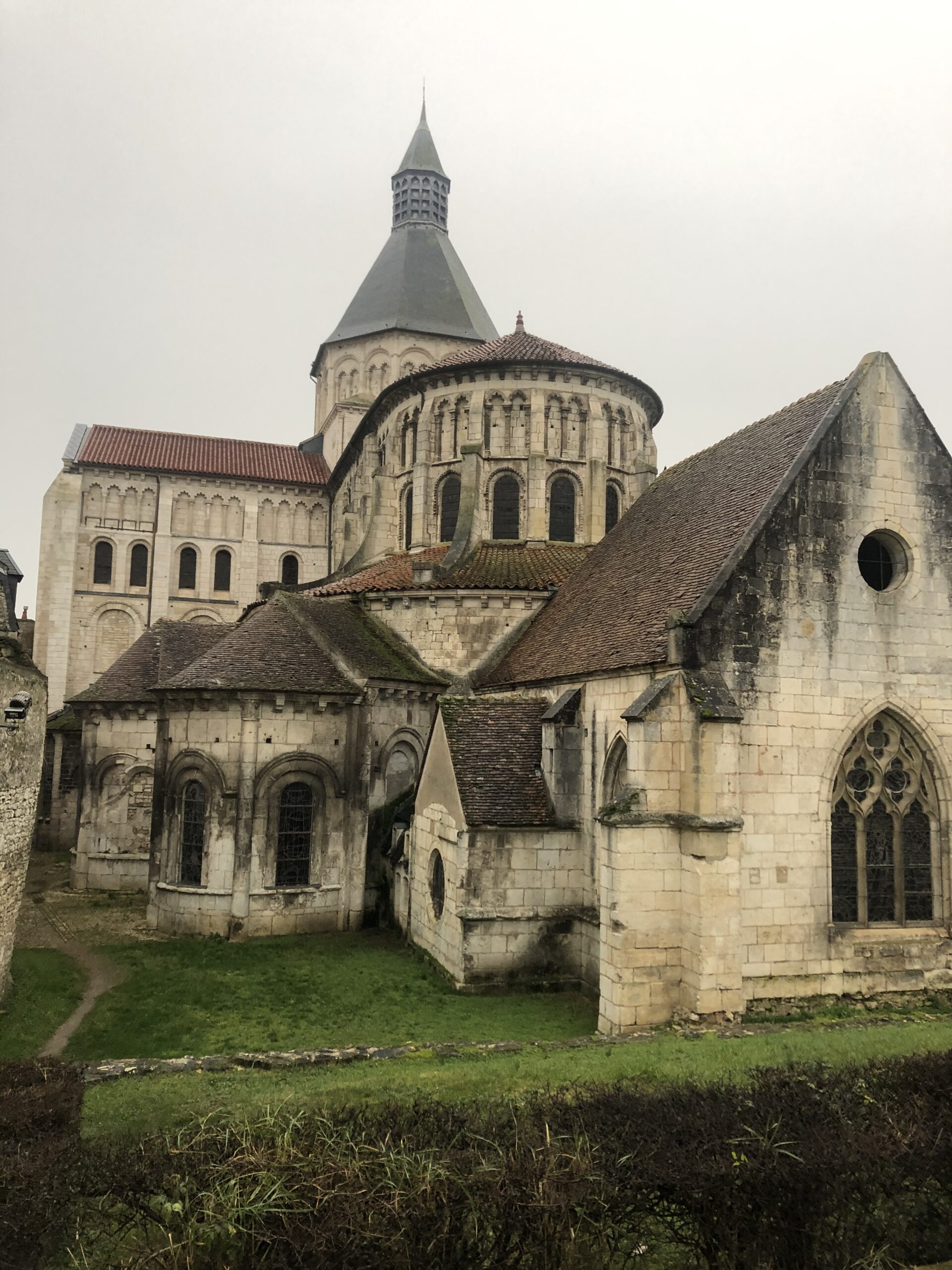 C’est un lieu où, dès qu’on creuse un peu, on découvre quelque chose, ce qui attire beaucoup de médiévistes.  Il y a une épaisseur, une richesse. Par ailleurs, l’histoire de La Charité va bien au-delà du prieuré. © Mazarine Mitterrand Pingeot
