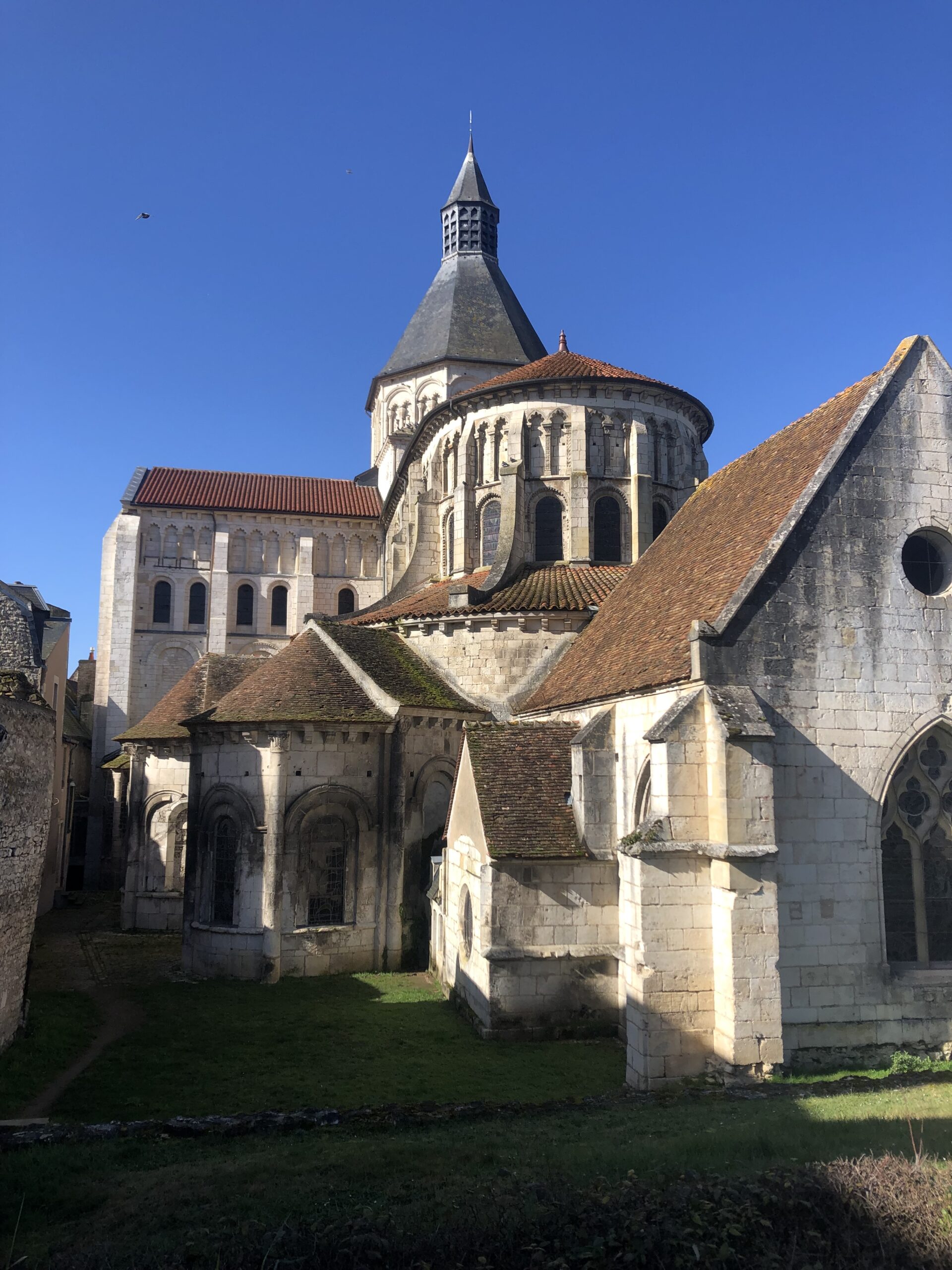 Je ne suis pas croyante, mais j’aime ces lieux sacrés. L'église est magnifique, mais je n’assiste jamais à la messe.  Je suis davantage frappée par la signification du nom même de « charité » – l’idée d’un lieu d’accueil, de soin, d’attention portée aux déshérités et aux malades.  Elle s’enracine dans un héritage chrétien, mais elle dépasse largement le cadre religieux.  Elle s’enracine dans un héritage chrétien, mais elle dépasse largement le cadre religieux. © Mazarine Mitterrand Pingeot