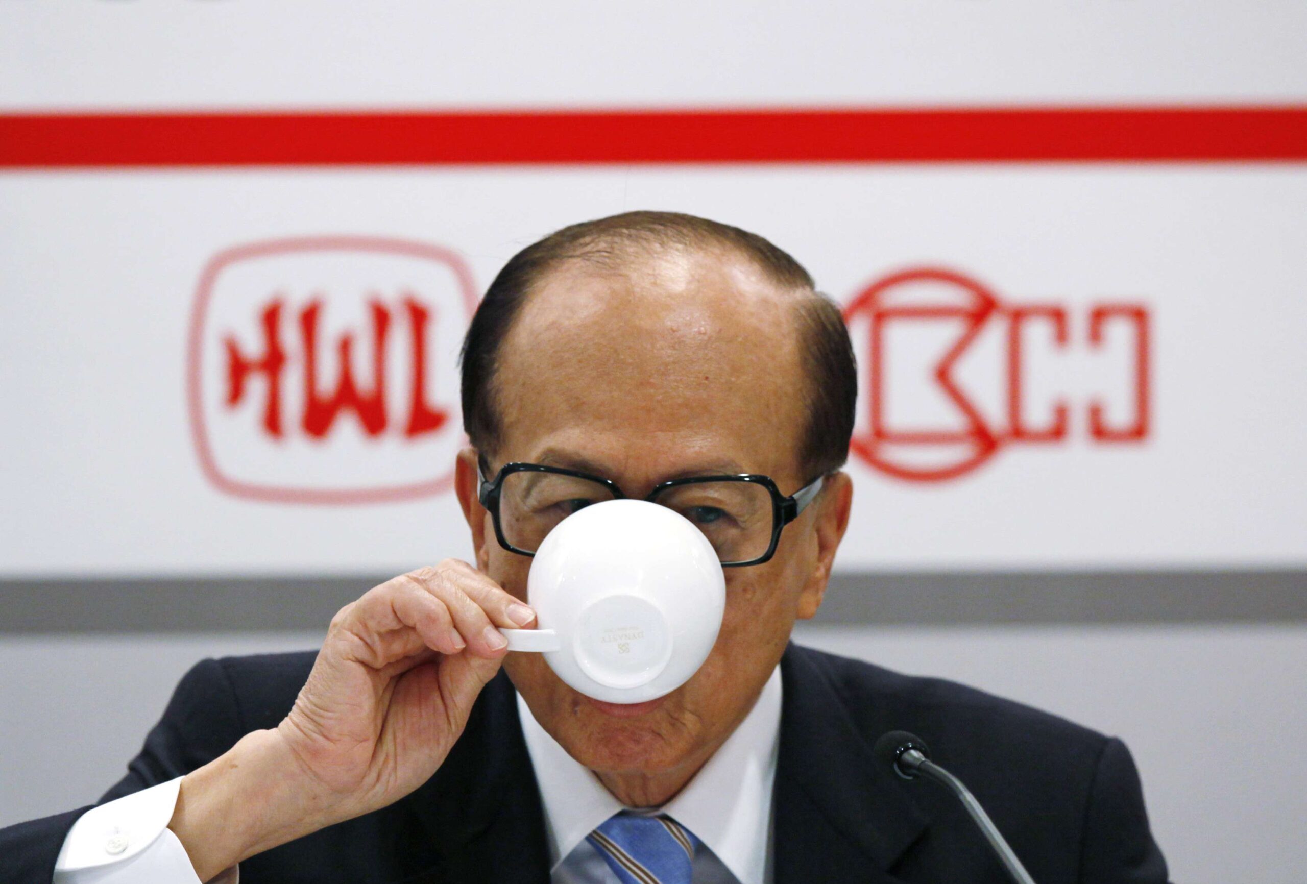 Une restructuration fondamentale de l'empire de Li Ka-shing a eu lieu en 2015, avec la création de CK Hutchison Holdings — ports, vente au détail, infrastructures — et CK Asset Holdings — immobilier et hôtellerie. Les ports sont un pilier historique de son empire, qui part de Hong Kong pour investir dans les ports à conteneurs britanniques — là encore, avec le revers de la subordination coloniale — dès le début des années 1990 pour s'étendre au fil des ans à tous les continents.