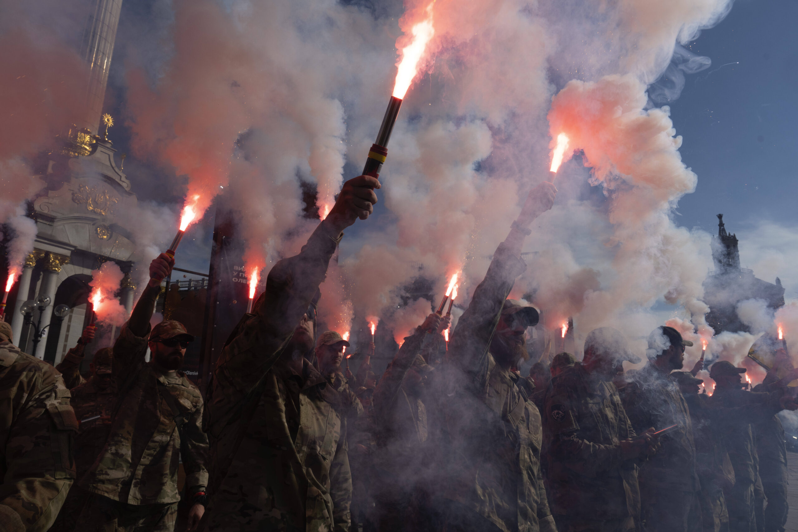 Des soldats du bataillon Azov lors d'un rassemblement exigeant la libération des prisonniers de guerre ukrainiens détenus en Russie, sur la place de l'Indépendance à Kiev, en Ukraine, le dimanche 28 juillet 2024. © AP Photo/Efrem Lukatsky