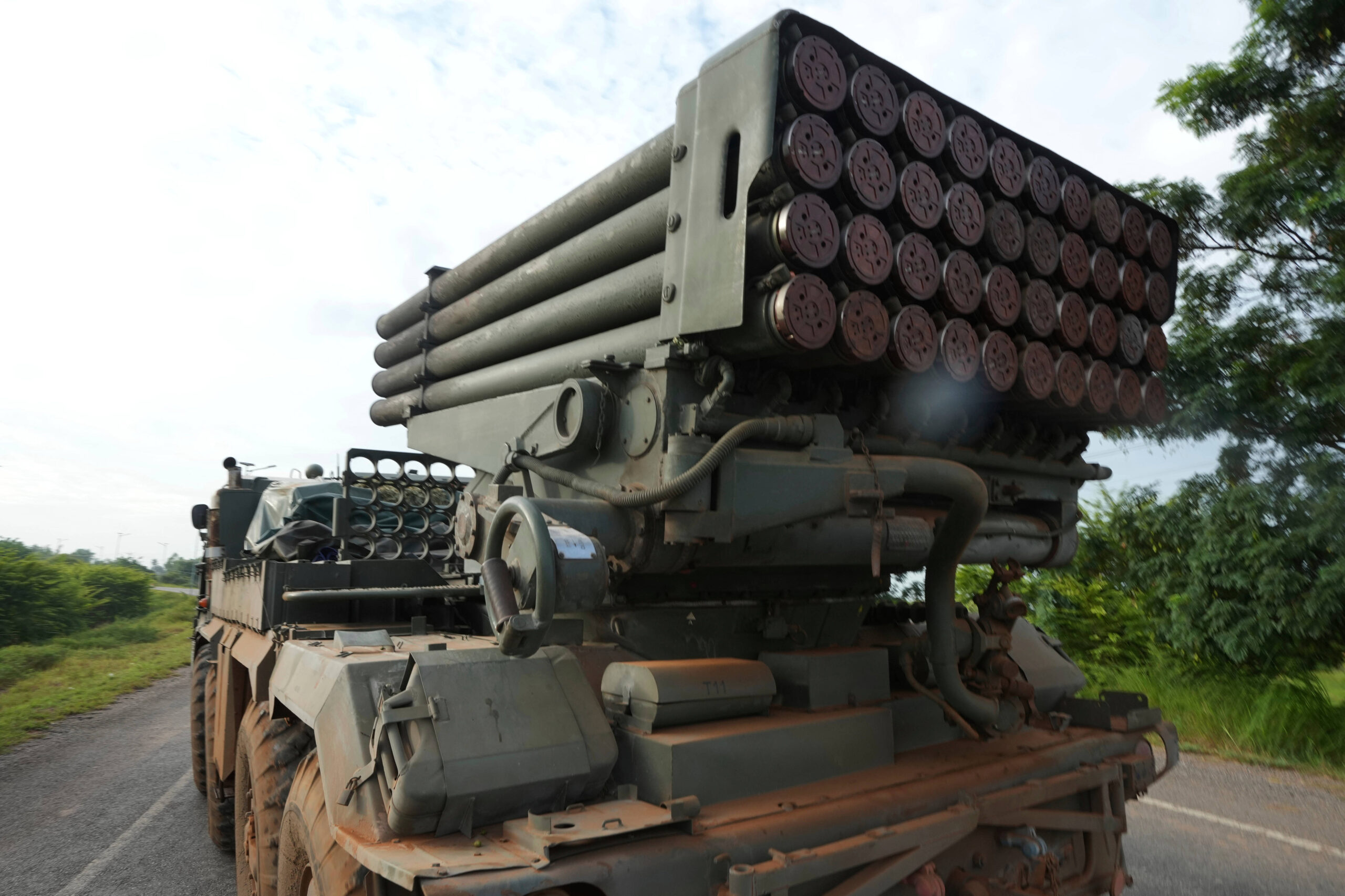 Un véhicule militaire cambodgien transporte un lance-roquettes dans la province d'Oddar Meanchey, au Cambodge, le vendredi 25 juillet 2025.