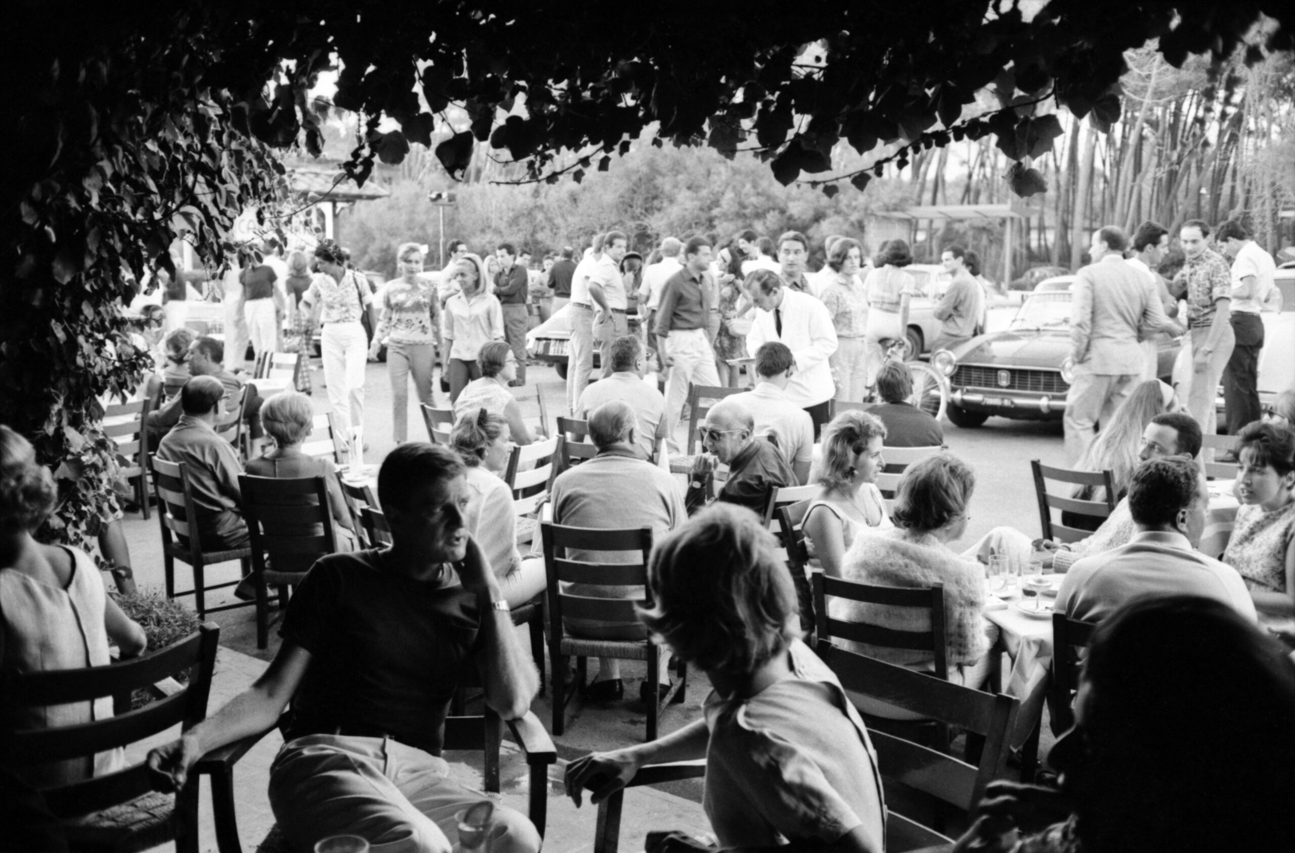 C'est une époque heureuse pour l'Italie, prospère et insouciante, et le Forte devient l'un de ses meilleurs symboles ; des chansons lui sont dédiées, des films y sont tournés et beaucoup rêvent d'y passer les quatre semaines du mois d'août, quand la vie se vide et devient légère. © Walter Mori/Mondadori Portfolio/Sipa USA
