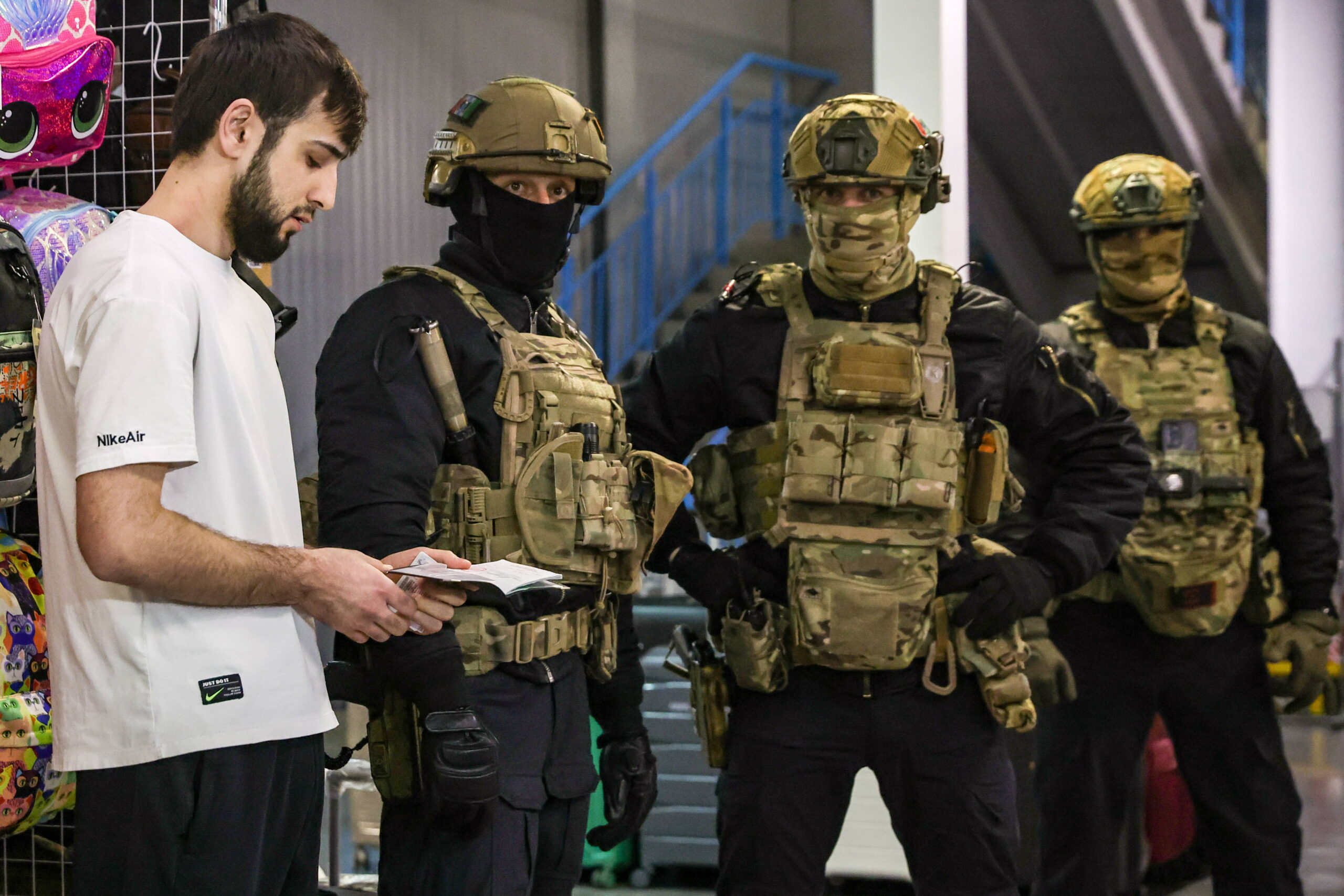 tandis que le Service fédéral des huissiers de justice de la Fédération de Russie, organe en charge de l’exécution des décisions de justice, indique que 80 000 étrangers ont été expulsés de Russie pour violation des règles migratoires — contre 44 200 en 2023 et 26 600 en 2022, ce qui représente déjà un doublement d’année en année — le ministère de l’Intérieur communique pour sa part le chiffre de 150 000 décisions d’expulsion d’étrangers pour 2024.