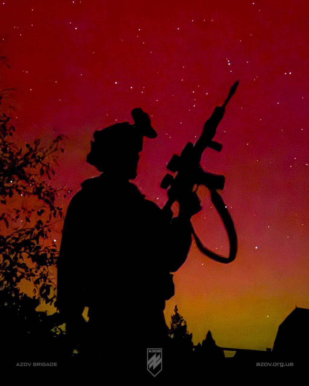 Image promotionnelle publiée par Azov montrant des soldats sur la ligne de front en Ukraine pendant des aurores boréales, Donetsk, 11 octobre 2024. © @azov_media / Cover Images