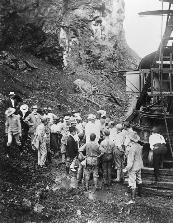 Près de 200 000 ouvriers travaillaient sur le chantier pendant la décennie de construction, et entre 150 000 et 200 000 personnes ont migré vers l’isthme pour y participer. Ils venaient des États-Unis et du Canada, des Caraïbes, d’Europe du Nord et du Sud, d’Inde.