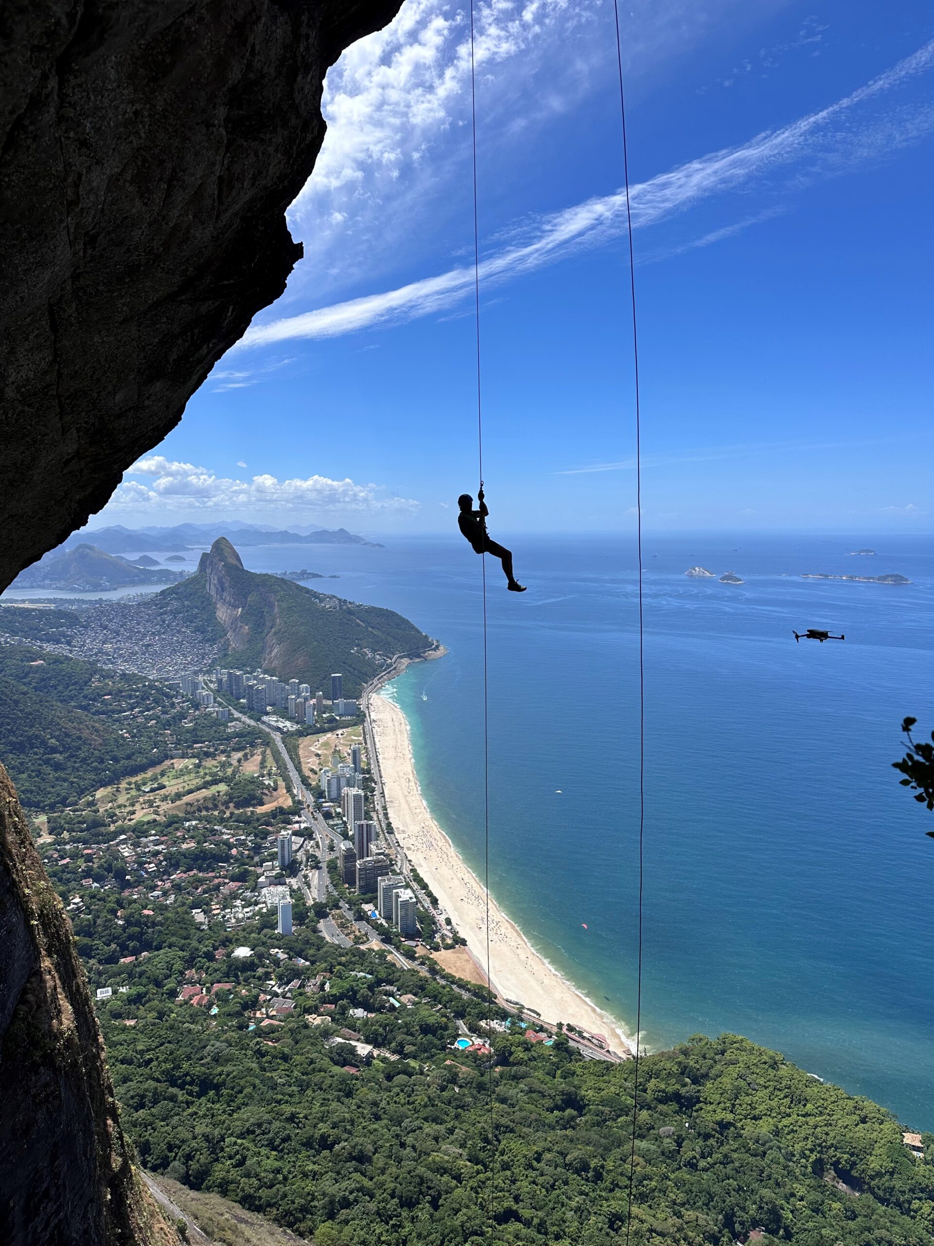 À Rio, les plages se trouvent au cœur de la ville; tout le monde y va. La forêt tropicale rend la ville incroyable — c'est une ville dans la forêt et sur la plage. © Anne-Claire Coudray