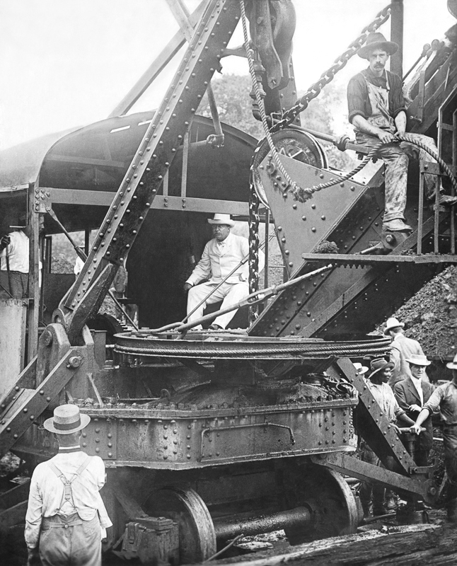 Lors de sa visite très médiatisée sur le chantier en novembre 1906, il inspecta les machines, grimpa sur une pelleteuse à vapeur pour en tester la solidité, puis déclara aux ouvriers que ce chantier représentait la plus grande œuvre d’ingénierie entreprise à ce jour et que les critiques finiraient par s’effacer avec le temps. C’était la première fois de l’histoire des États-Unis qu’un président en exercice se rendaient à l’étranger.