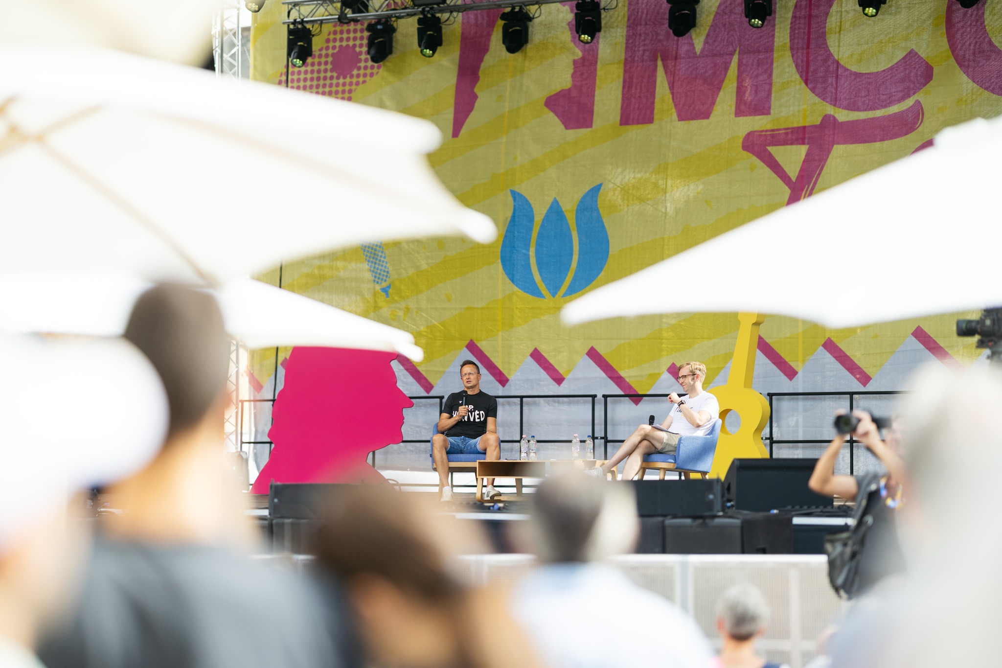 Pour l'un des panels centraux du festival, le ministre des Affaires étrangères hongrois (à gauche) répondait aux questions du directeur général du MCC (à droite), tous deux en tenues estivales. Le thème de la table ronde : «Welcome to the New World Order!»