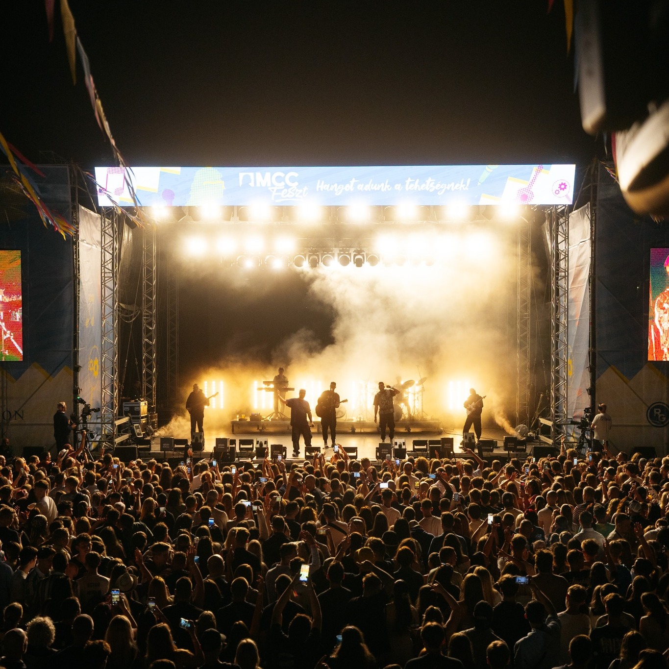 «Le soir venu, l’événement prend des allures de grand festival de musique pour tous les âges, avec les chanteurs les plus populaires de la région et, bien sûr, des DJ jusque tard dans la nuit. C’est à la fois un forum intellectuel et une fête culturelle — avec notamment des danses folkloriques hongroises auxquelles participent familles et invités étrangers jusqu’aux premières heures du matin.» (Gladden Pappin)