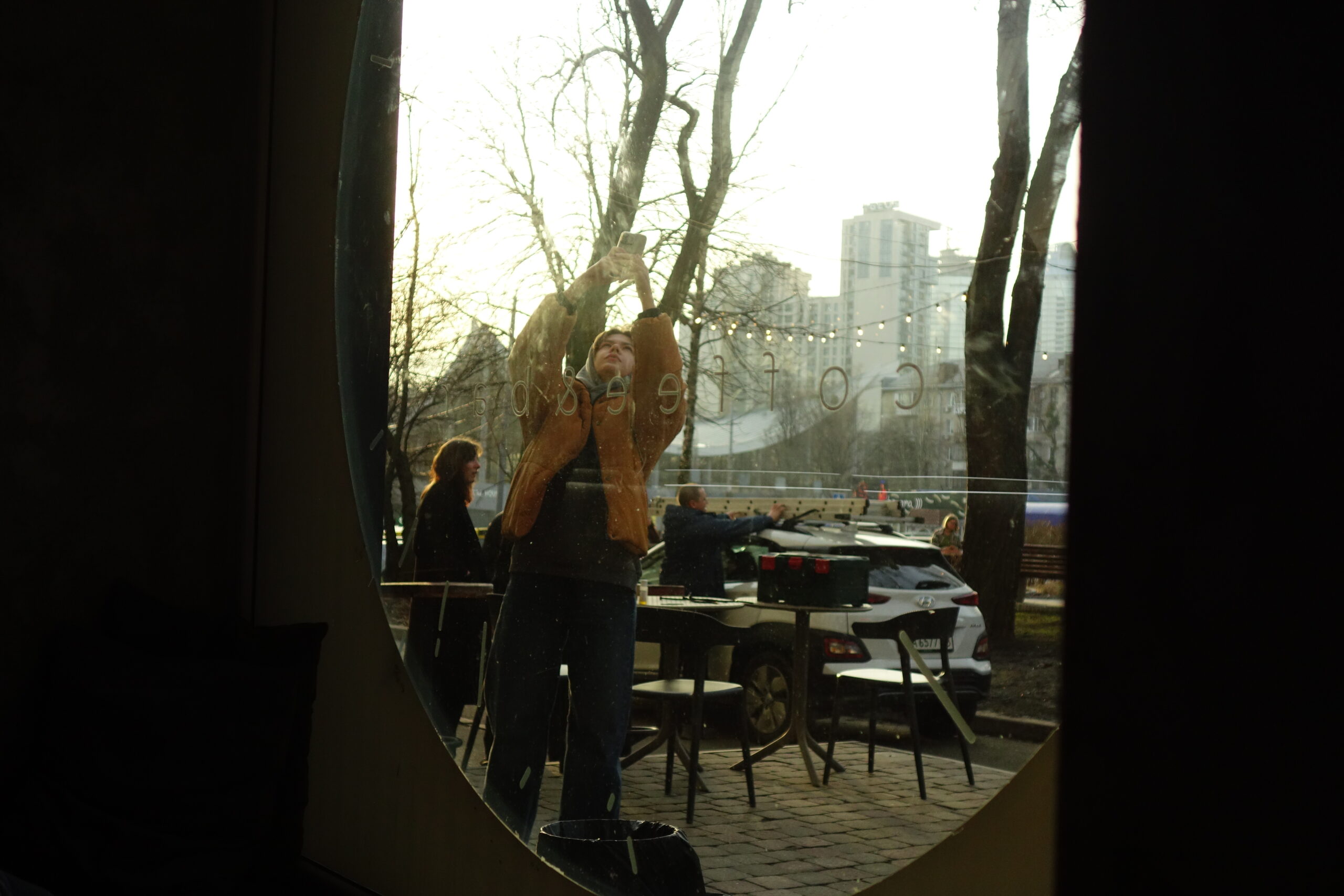 Une habitante de Kyiv photographie le changement de nom d'un café auparavant nommé «Trump» le 6 mars 2025.