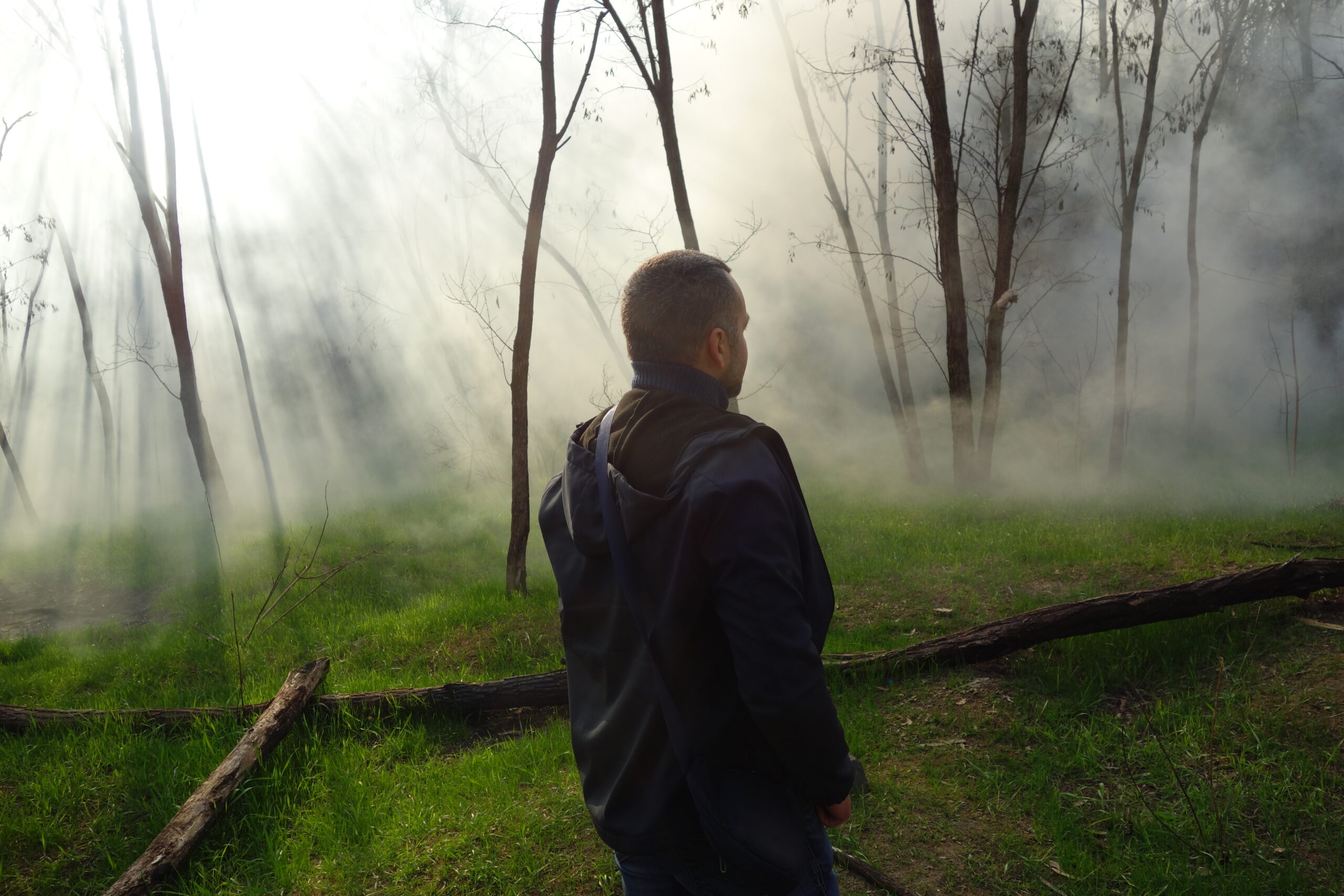 Denys Doubov fait la démonstration des fumigènes qu'il produit artisanalement dans la ville de Kryvhiy Rih et envoie aux soldats sur la ligne de front
