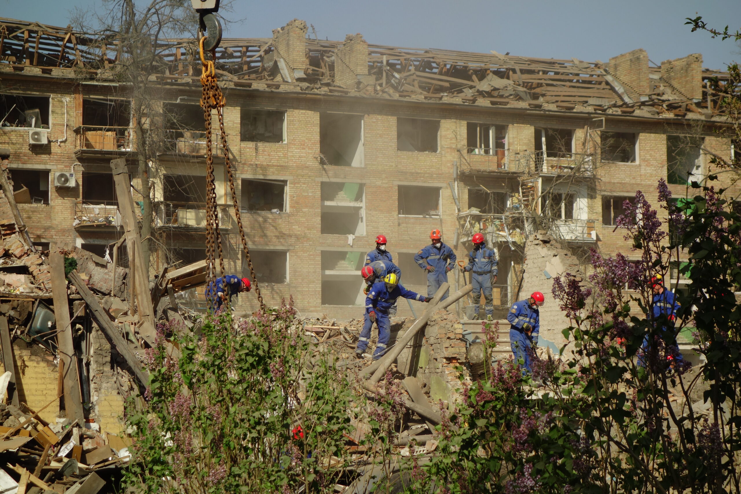 Des secouristes déblaient les décombres d'un immeuble détruit par une frappe de missile à Kyiv dans la nuit du 23 au 24 avril 2025.