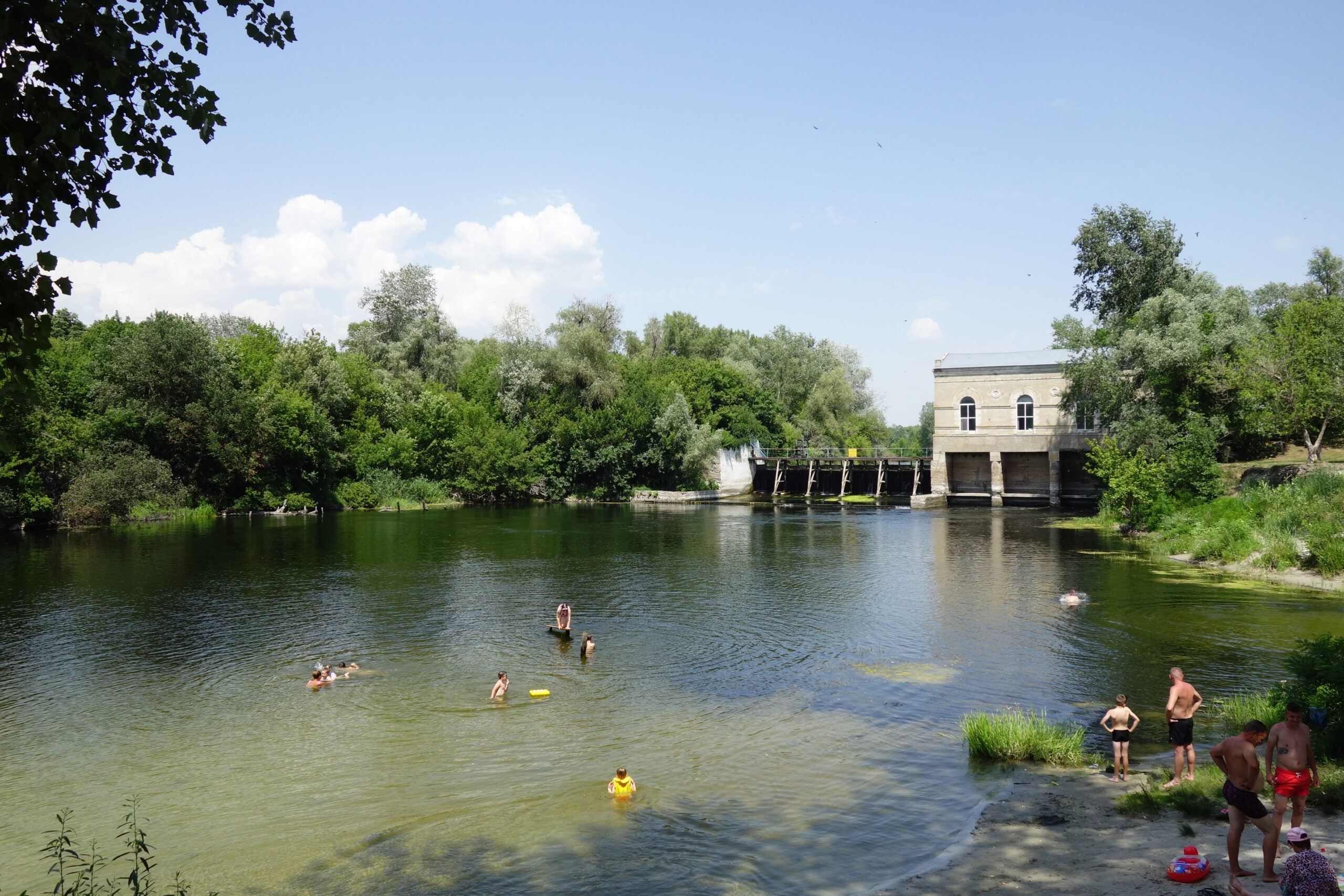 Des habitants de la région de Poltava se baignent dans les eaux de la rivière Psel, près du village de Sourokhabivka.