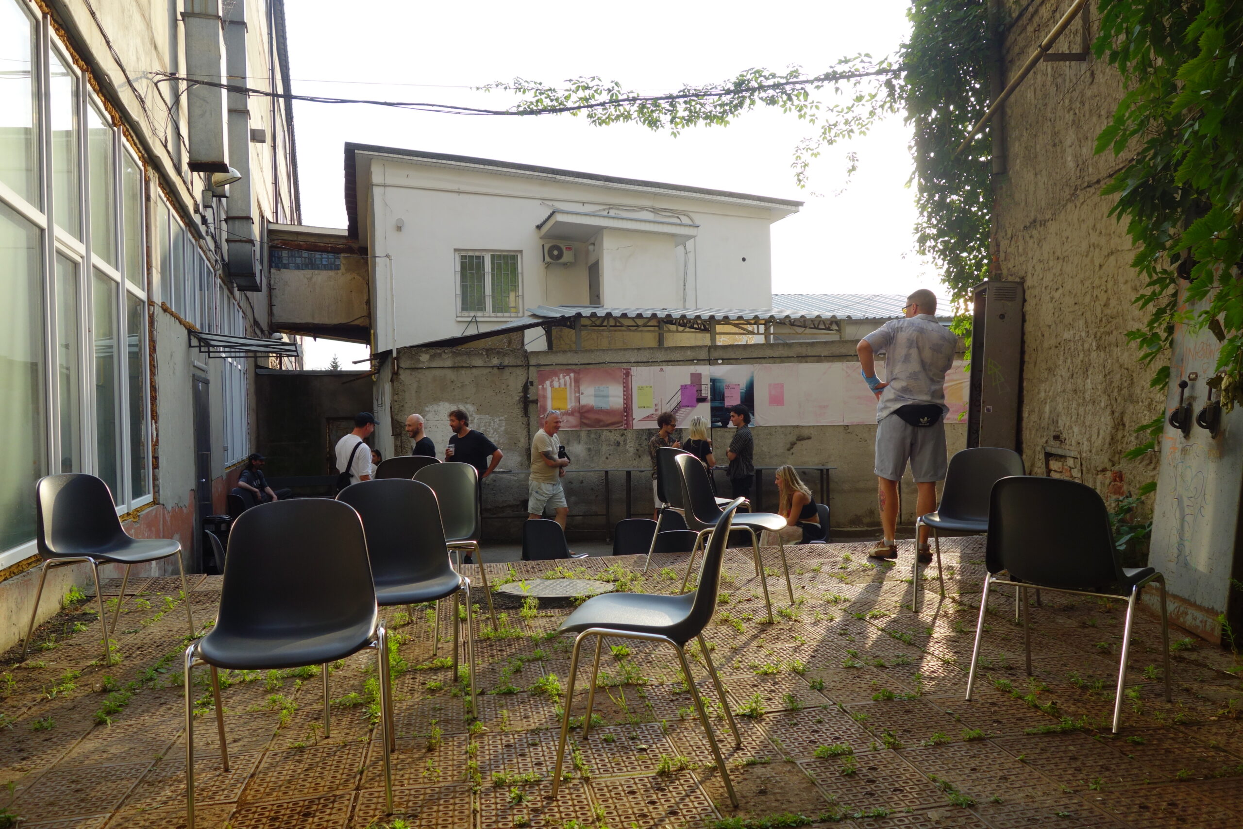Des Ukrainiens de Kharkiv discutent avant le début d'un concert de musique électronique dans un entrepôt réaménagé de la ville, en juillet 2025.