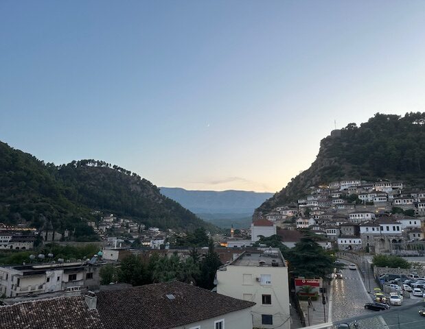 La montagne a toujours été un bastion de résistance, un refuge contre les envahisseurs successifs. Peut-être un peu moins maintenant, paradoxalement, parce qu’elle est devenue une destination touristique. Ce qui était autrefois un point d'appui est presque devenu l’inverse. © Jean-Christophe Rufin