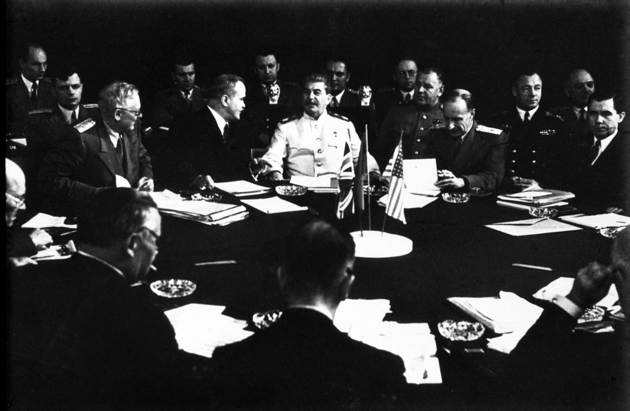 Cette photographie des négociations de Potsdam où Staline triomphe en majesté montre, à la droite du Secrétaire d'État britannique Ernest Bevin, les trois personnalités les plus importantes de la diplomatie soviétique au XXe siècle: Molotov, Staline et, à l'arrière-plan, le jeune Andreï Gromyko, alors ambassadeur soviétique aux États-Unis et qui fêta son 36e anniversaire le deuxième jour de la conférence. 