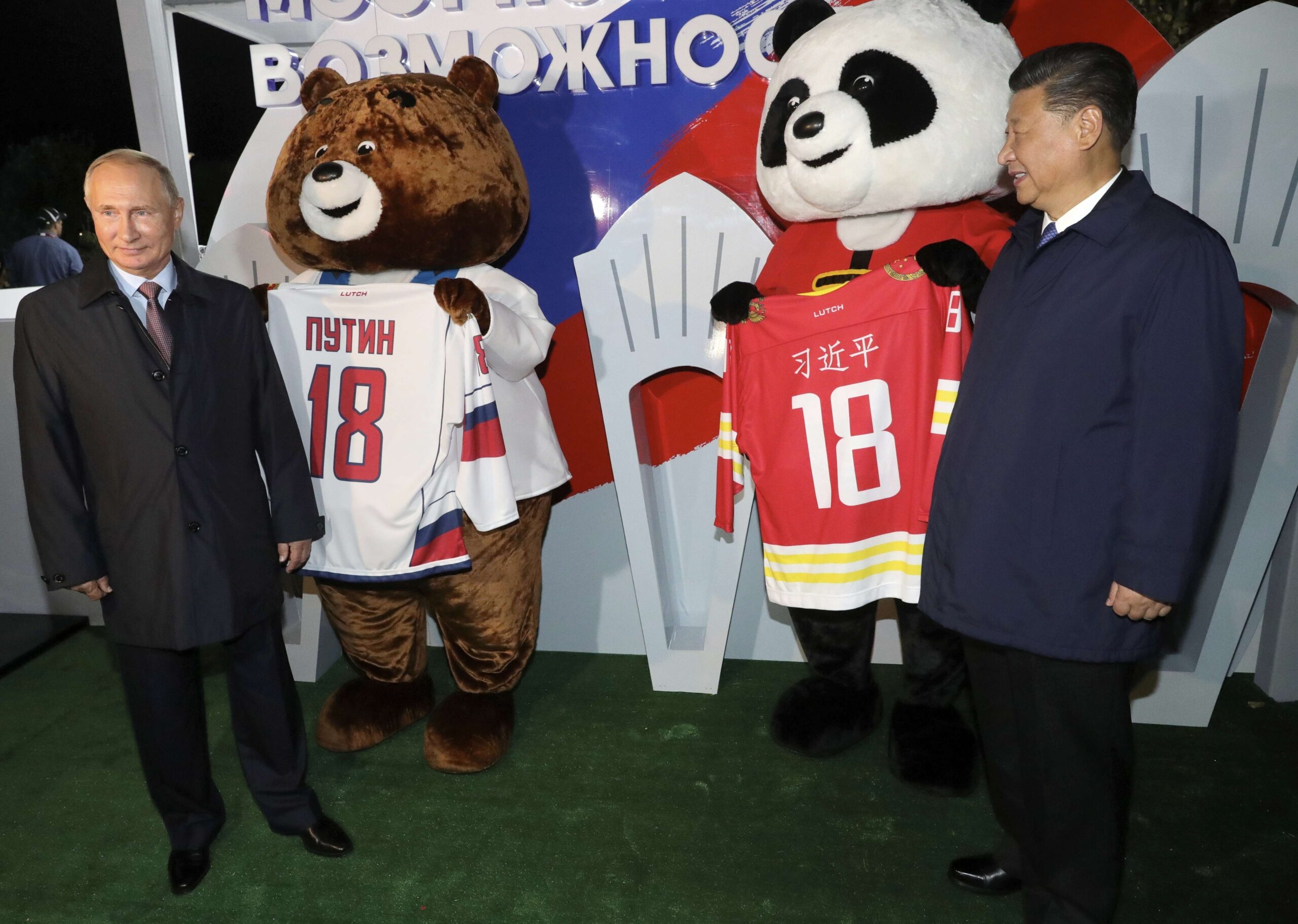 Depuis 2012, Poutine et Xi se sont rencontrés plus de cinquante fois, tandis que leurs ministres des Affaires étrangères s'entretiennent ou se rencontrent presque tous les mois. La visite de Xi à Moscou pour les cérémonies du 9 mai commémorant le 80e anniversaire de la victoire sur le nazisme était sa onzième.
