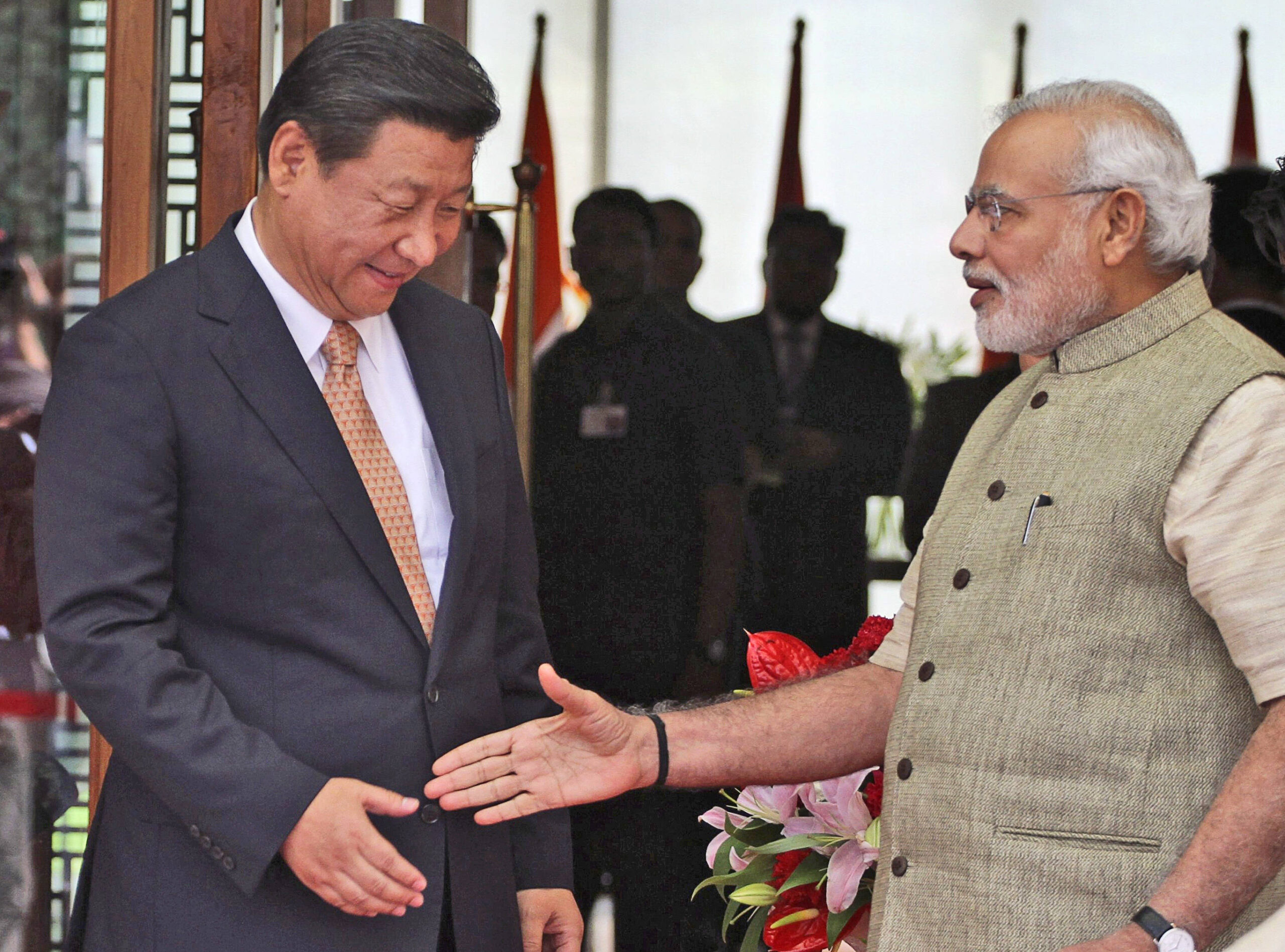 Modi et Xi lors de l'arrivée du président chinois dans un hôtel d'Ahmadabad, en Inde, le mercredi 17 septembre 2014. © AP Photo/Ajit Solanki