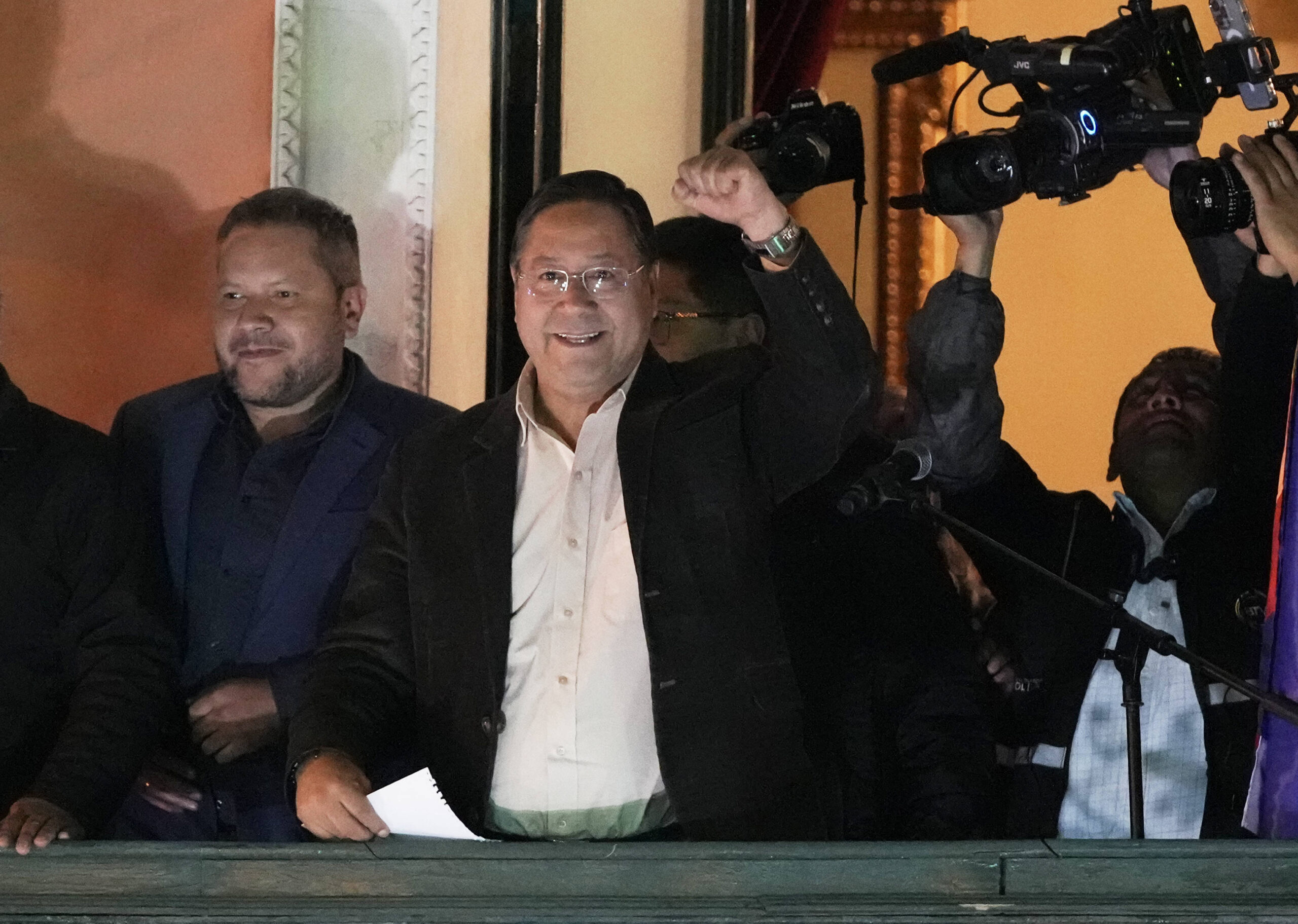Luis Arce, l'actuel président de la Bolivie, s'est retiré de la course en mai. En 2020, Evo Morales avait soutenu sa candidature à la présidence, mais une fois en fonction, des divergences sont apparues, notamment concernant des décisions économiques ou de nomination. Depuis 2023, la rupture est consommée.