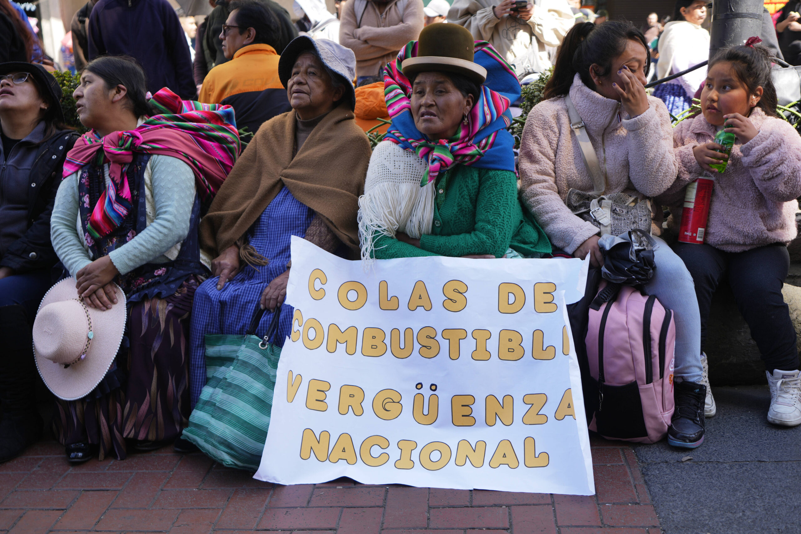« Les files d'attente pour le carburant, une honte nationale », à La Paz, en Bolivie, le mercredi 21 mai 2025. 