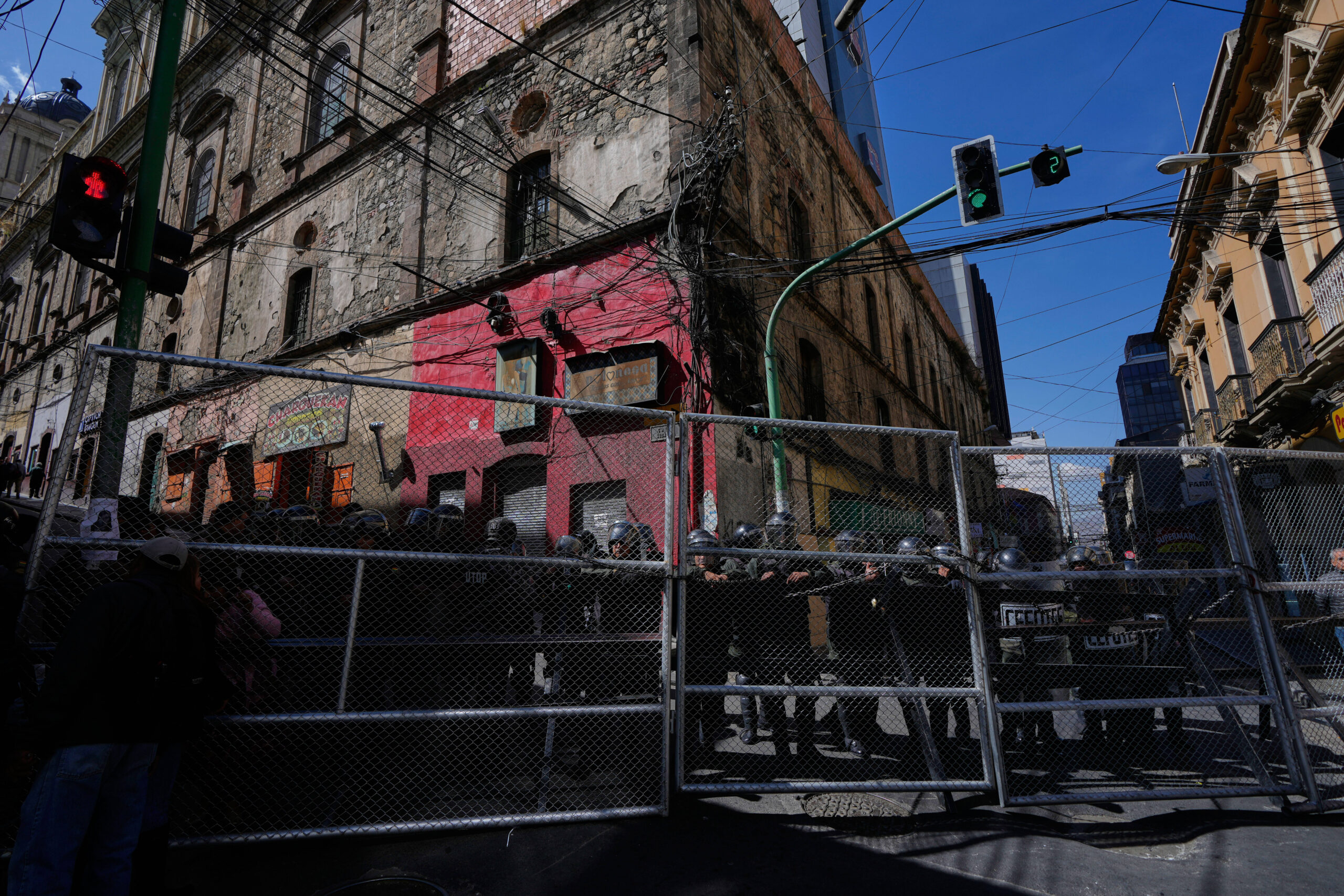 La police bloque l'accès au palais gouvernemental lors d'une manifestation contre la crise économique, à La Paz, en Bolivie, le lundi 9 juin 2025.