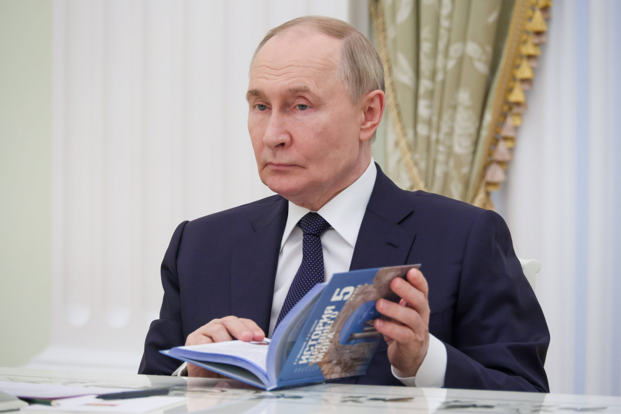 Le président russe Vladimir Poutine au moment du lancement des nouveaux manuels d'histoire destinés aux élèves de la 5e à la 11e année des écoles secondaires et professionnelles préparés par Medinksy, le 22 juin 2025. © Mikhail Metzel/TASS via ZUMA Press