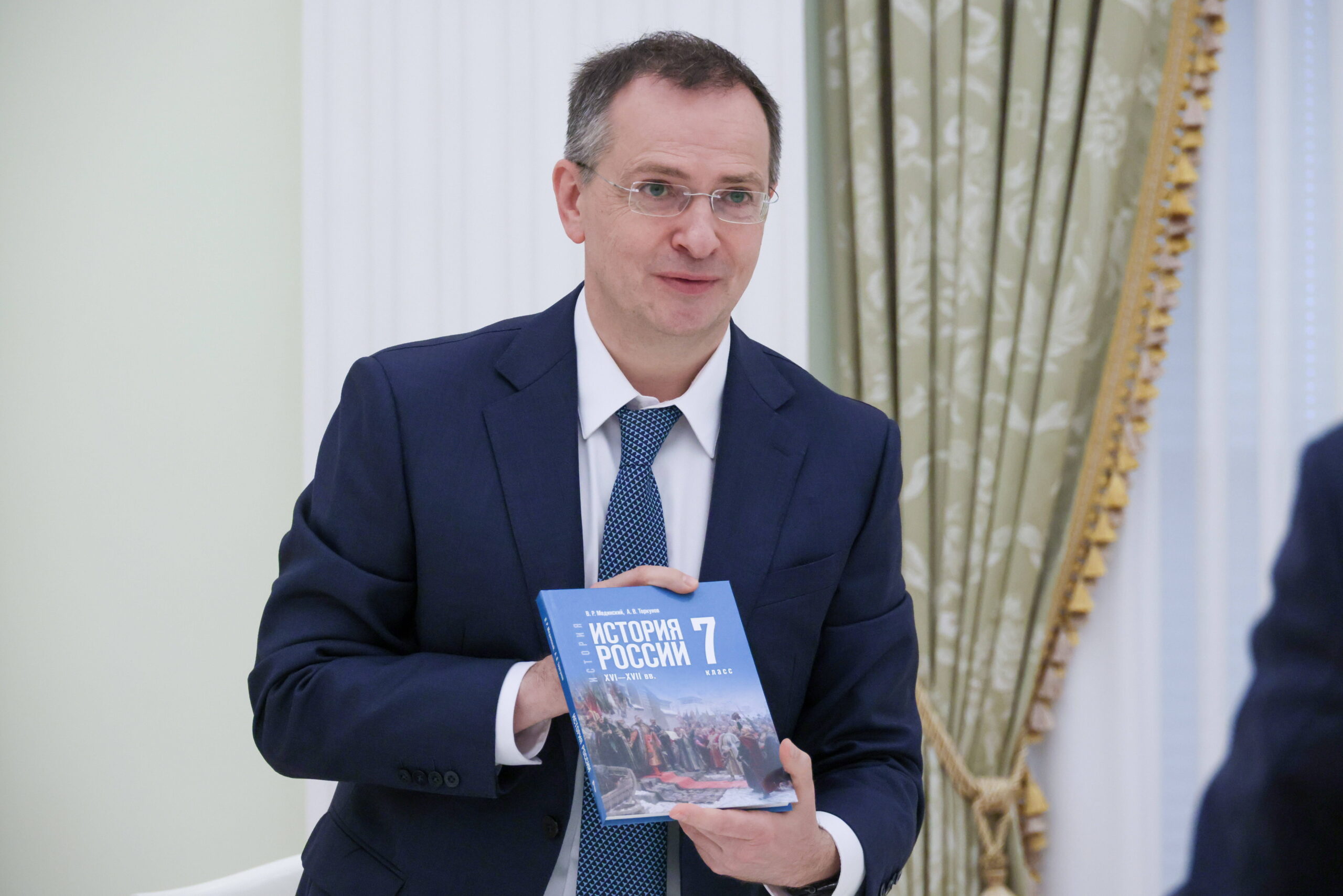 Le conseiller présidentiel russe Vladimir Medinsky présente à Vladimir Poutine ses nouveaux manuels d'histoire destinés aux élèves de la 5e à la 11e année des écoles secondaires et professionnelles, au Kremlin, le 22 juin 2205. © Mikhail Metzel/TASS via ZUMA Press