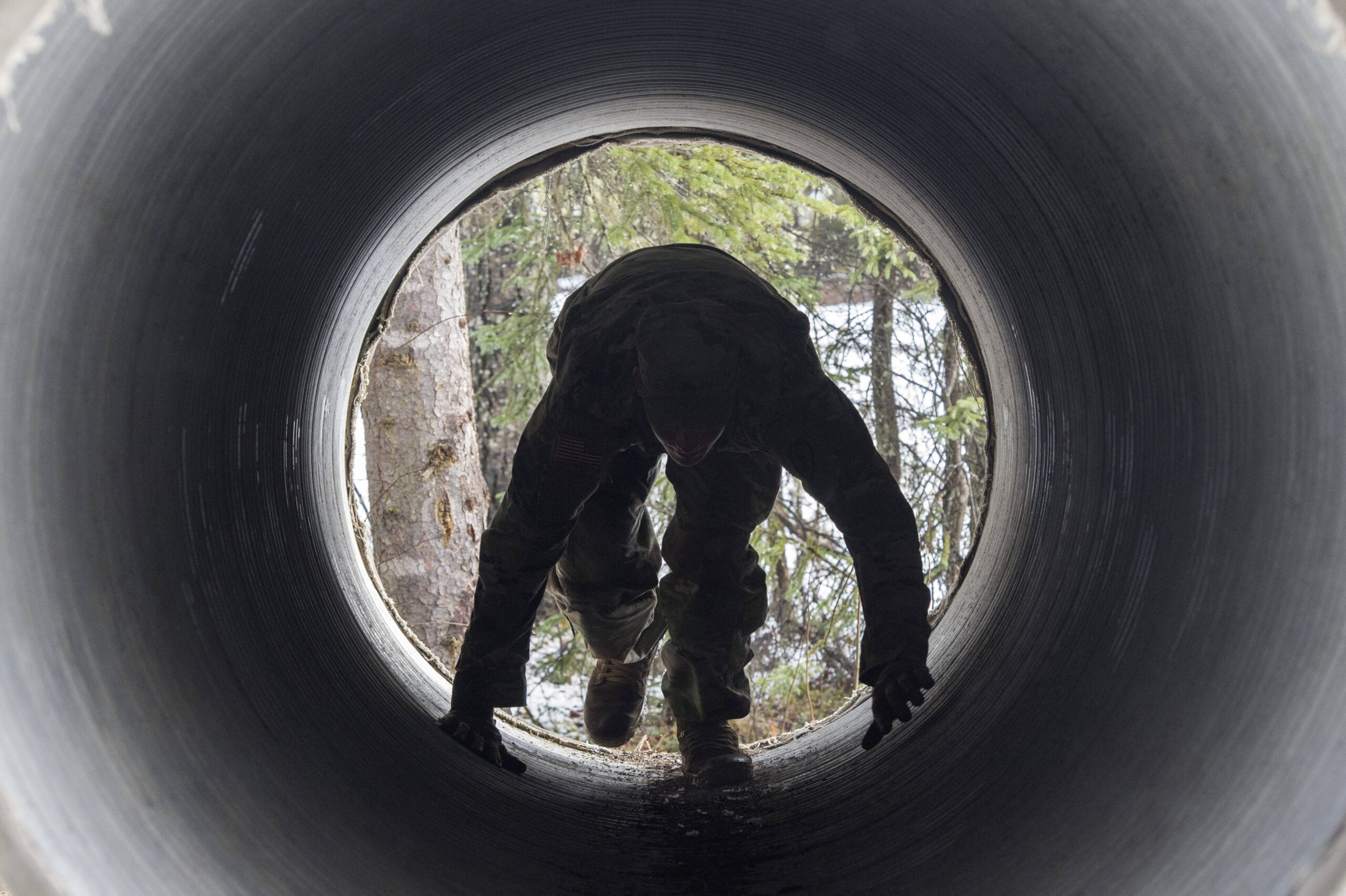 Northern Edge a pour objectif de démontrer l'interopérabilité conjointe, l'état de préparation de la défense nationale et la coordination logistique entre le réseau d'aérodromes, de ports et d'autres installations militaires et civiles de l'Alaska.