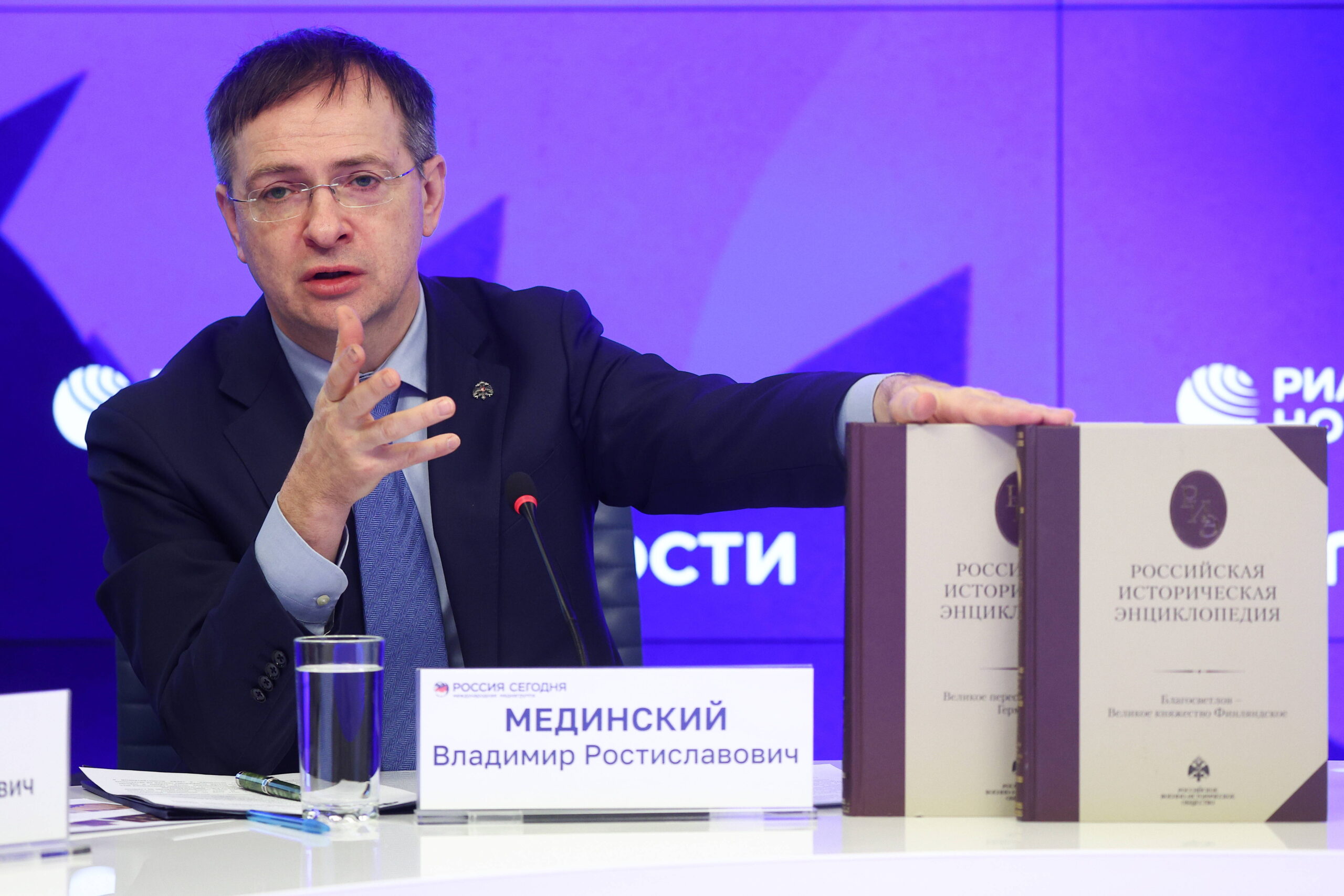 Vladimir Medinsky, conseiller présidentiel russe et président de la Société militaire historique russe, présente aux médias son «Encyclopédie historique russe» le 2 décembre 2024. © Sergei Bulkin/Sipa USA