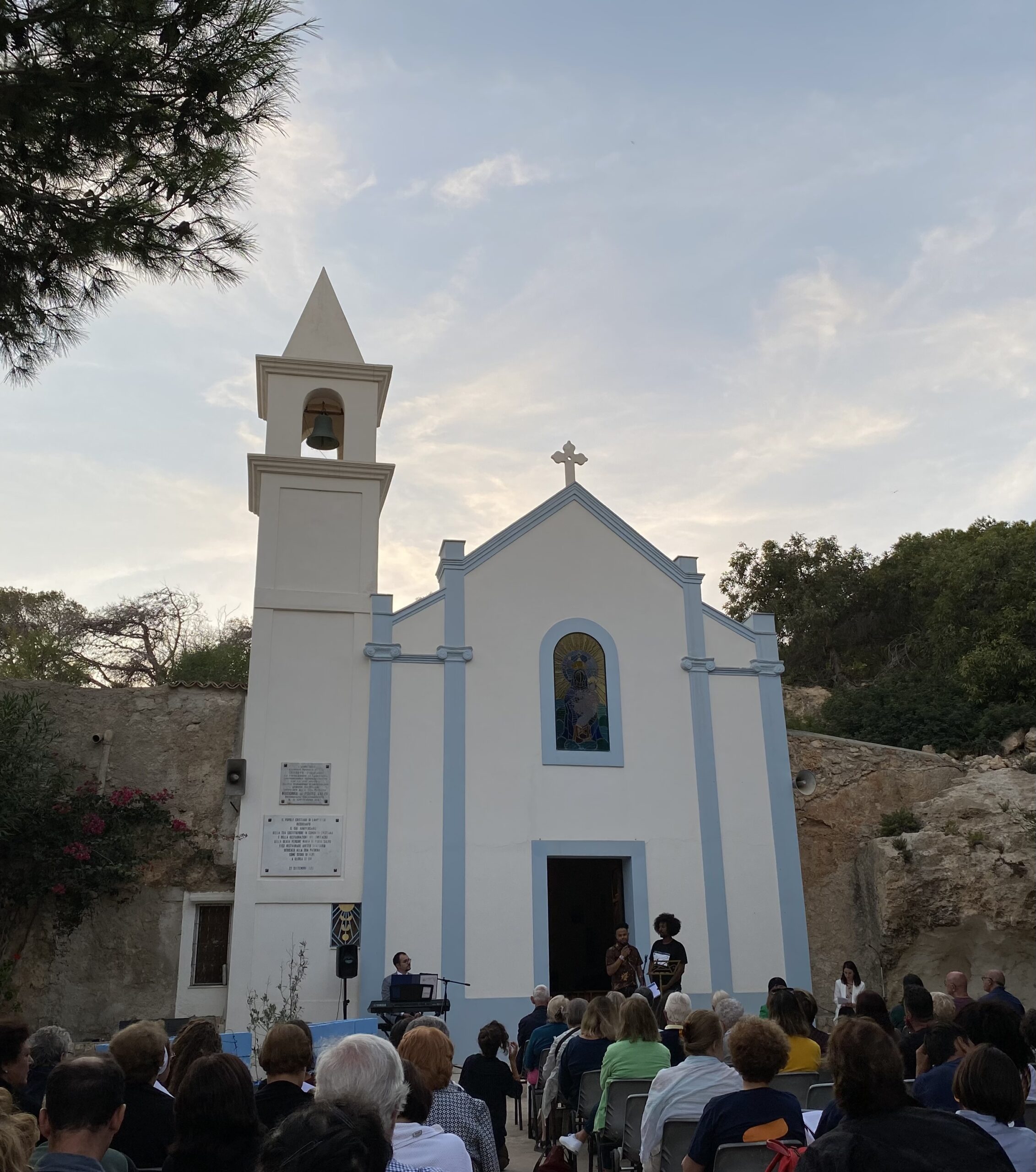 Une petite grotte, cachée dans les plis du territoire, accueille un culte singulier. Une moitié de cette anfractuosité est réservée à la vénération d’une image de la Vierge, l’autre à celle d’un saint musulman, dont elle abrite le tombeau.