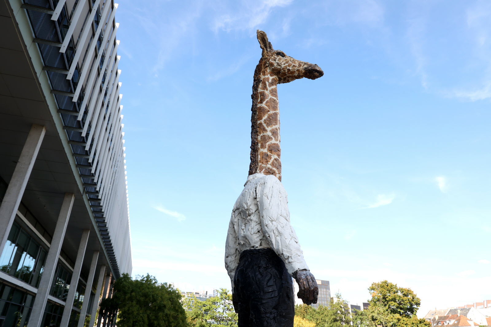 Pour moi, la statue de l’homme-girafe représente remarquablement bien Arte. Elle est à la fois familière et étrange, différente. C’est un homme avec une tête de girafe : une association surprenante mais harmonieuse. Je trouve qu’elle n’est pas dénuée de beauté — et j’espère sincèrement que c’est aussi ce que l’on peut dire de notre chaîne.