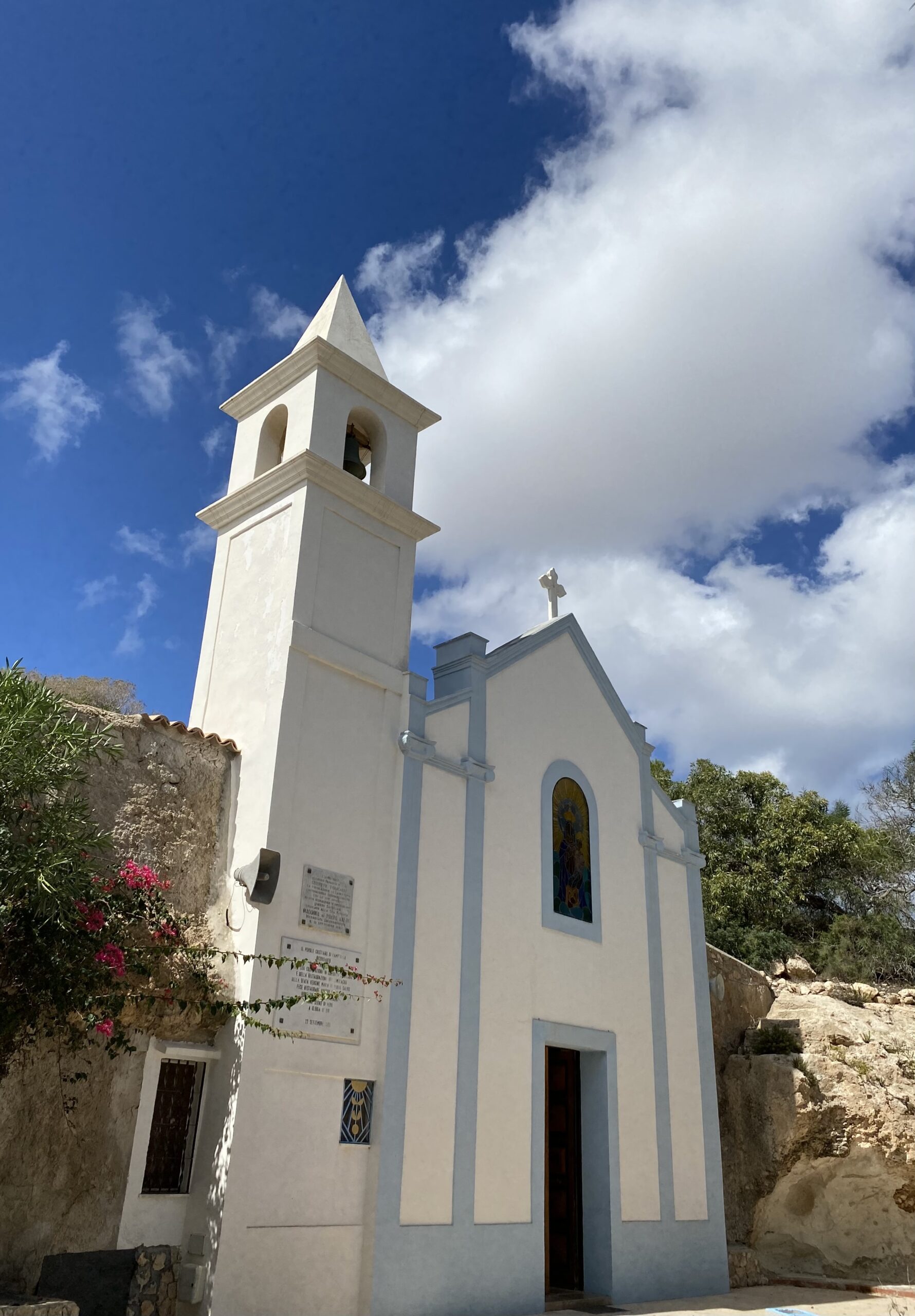 Tous les témoins manifestent leur surprise face à la situation qu’ils découvrent dans la grotte, où s’amoncellent de nombreuses offrandes que les dévots catholiques et musulmans y ont déposées.