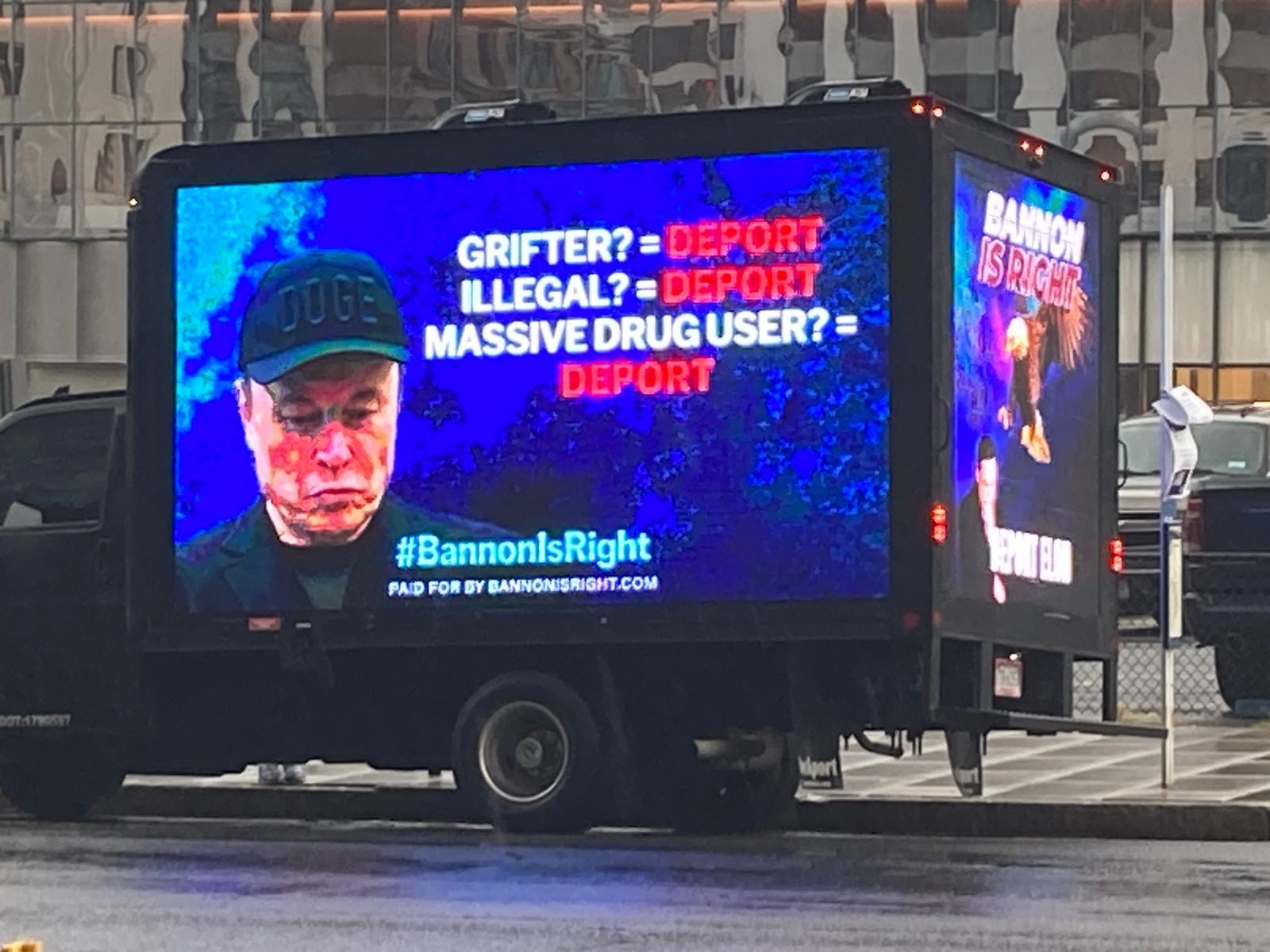 Signe des luttes internes autour de la question de l’IA et de la présence des seigneurs de la Tech autour de Trump, le camion des équipes de Steve Bannon stationne devant le lieu de l’événement.
