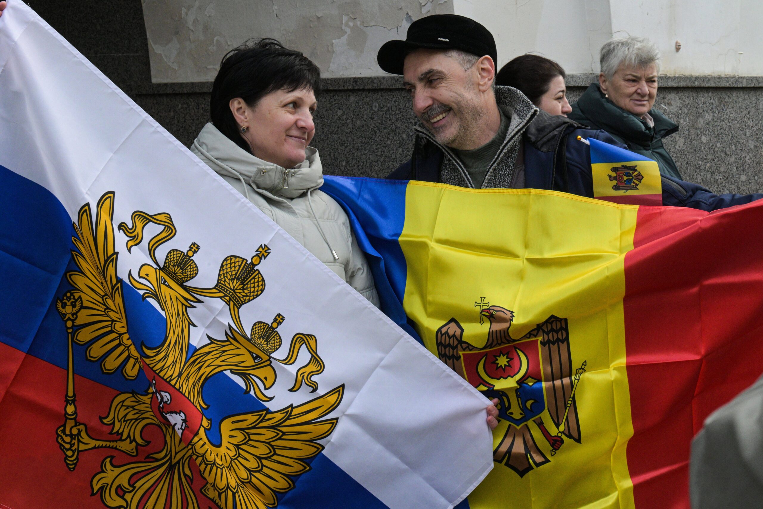 Des citoyens moldaves vivant en Russie se rassemblent devant l'ambassade de Moldavie pour voter aux élections législatives moldaves à Moscou, en Russie. 
