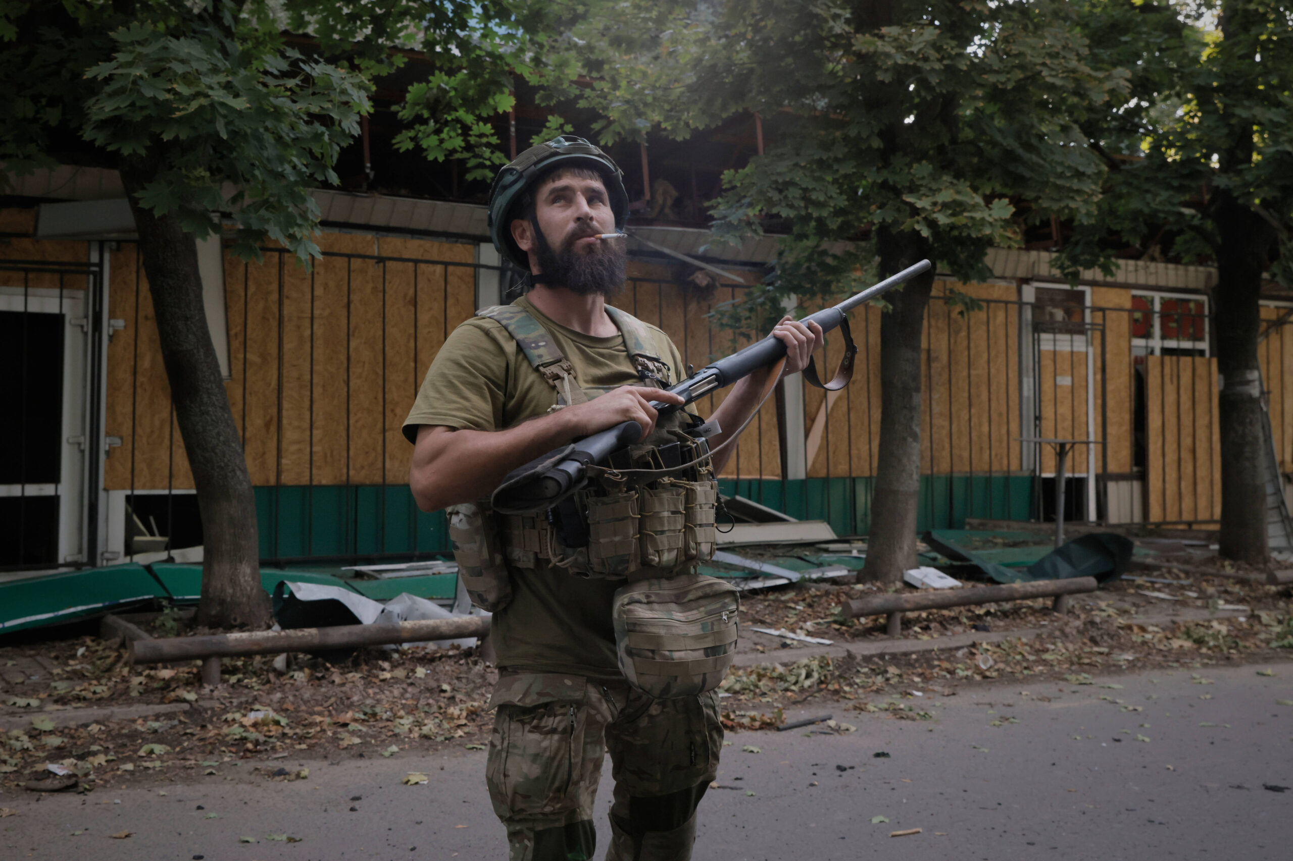 Un soldat ukrainien s'apprête à tirer sur des drones FPV russes dans la ville de Kostiantynivka, théâtre de violents combats avec les troupes russes dans la région de Donetsk, en Ukraine, le dimanche 24 août 2025. © AP Photo/Yevhen Titov