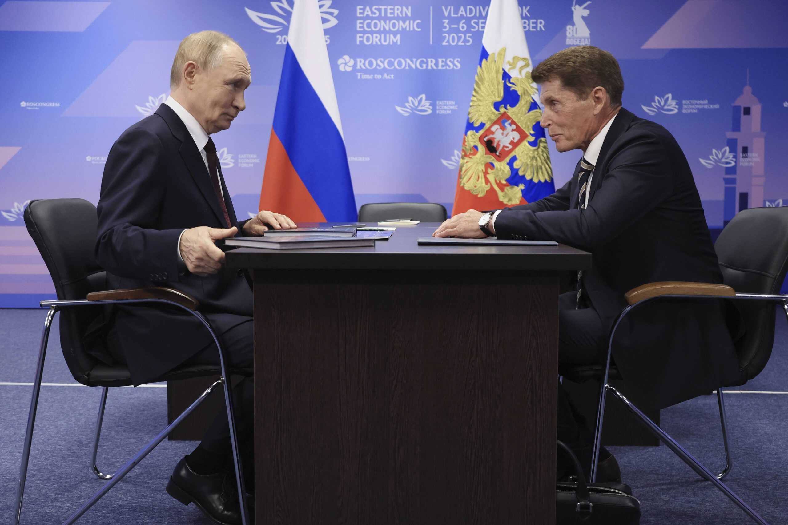 Même exercice avec Oleg Kozhemyako, gouverneur de la région extrême-orientale russe du Kraï du Primorié, en marge du Forum de Vladivostok, le vendredi 5 septembre 2025. © Valery Sharifulin