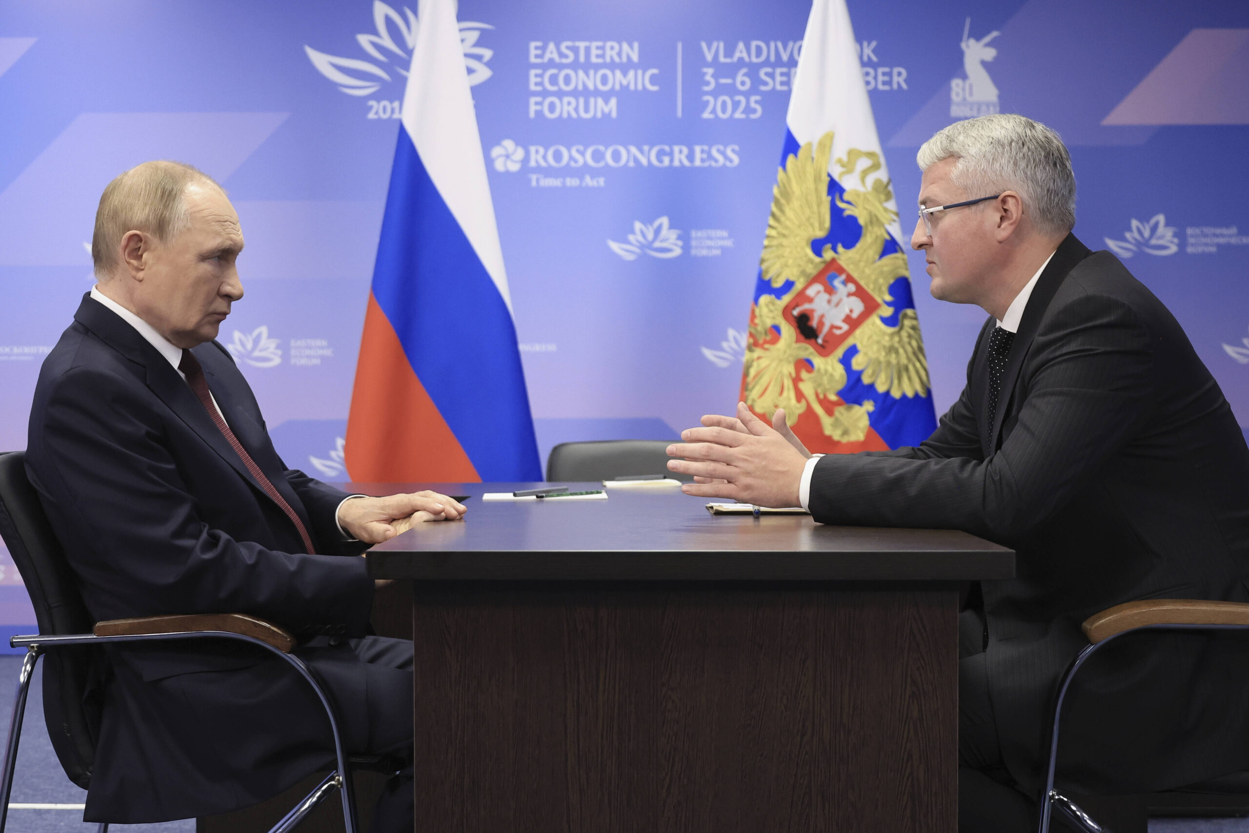 Dans le spectacle poutinien, la mise en scène des rencontres bilatérales en marge du Forum de Vladivostok reprend les codes du podcast. Ici, le président russe «écoute» Vladimir Solodov, gouverneur du territoire du Kamtchatka, le vendredi 5 septembre 2025. © Valery Sharifulin