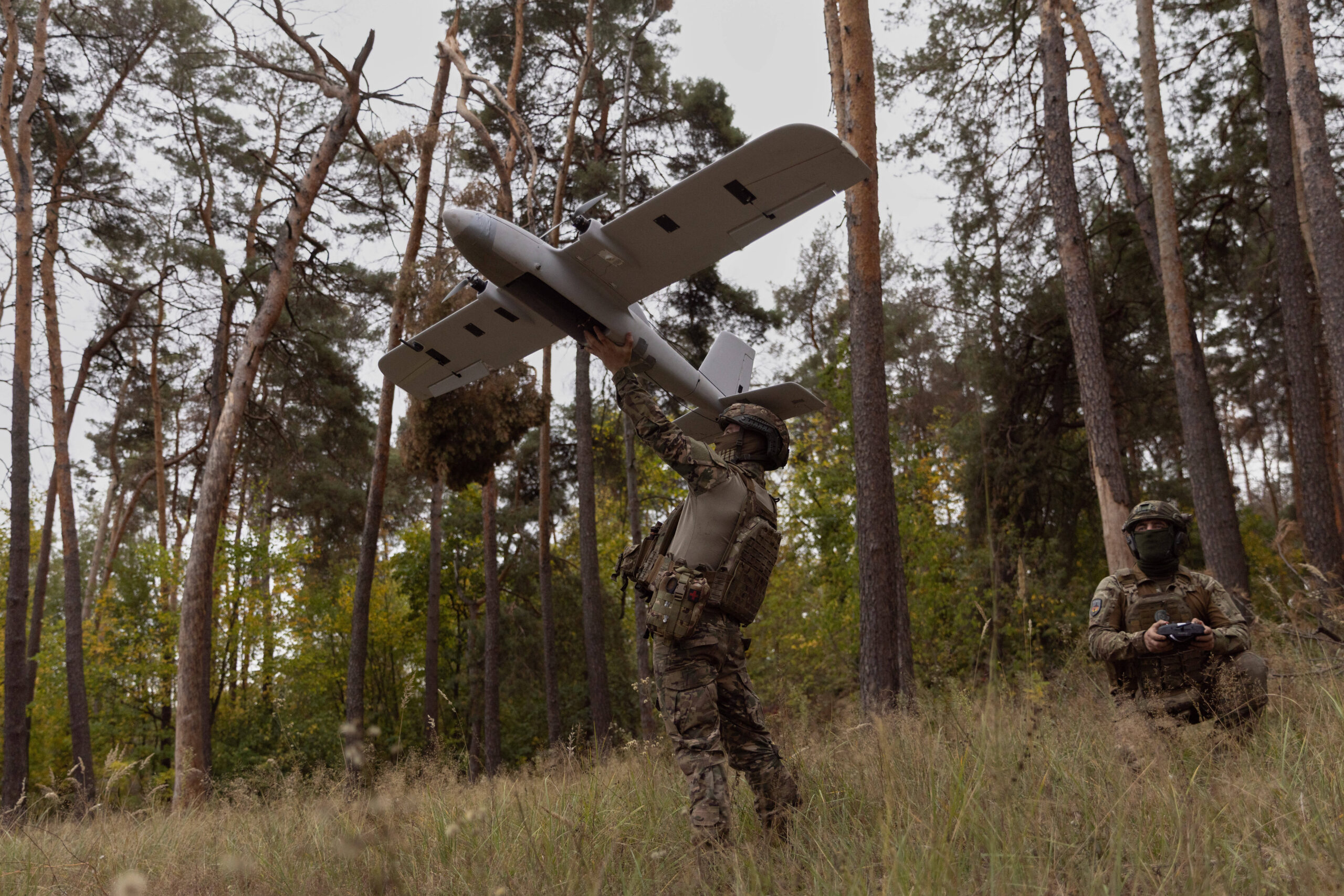 Des soldats ukrainiens se préparent à lancer un drone Avenger UAV dans la région de Kharkiv, en Ukraine, le mercredi 24 septembre 2025. © AP Photo/Yevhen Titov