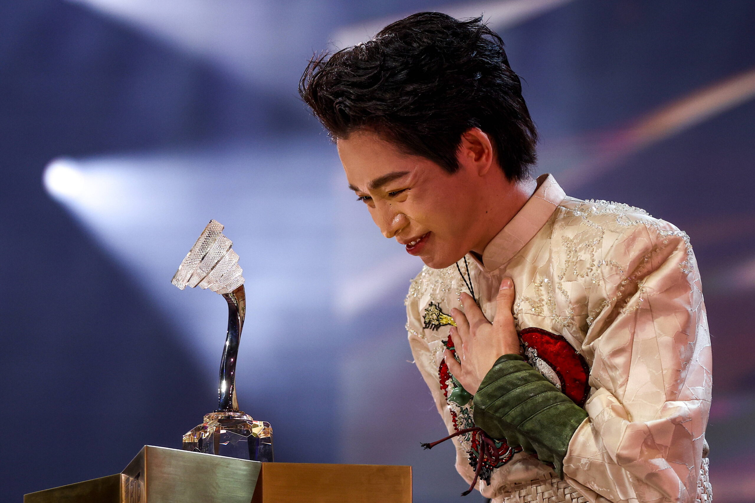 Le candidat du Vietnam Đức Phúc célèbre sa victoire au concours Intervision © Sergei Bulkin