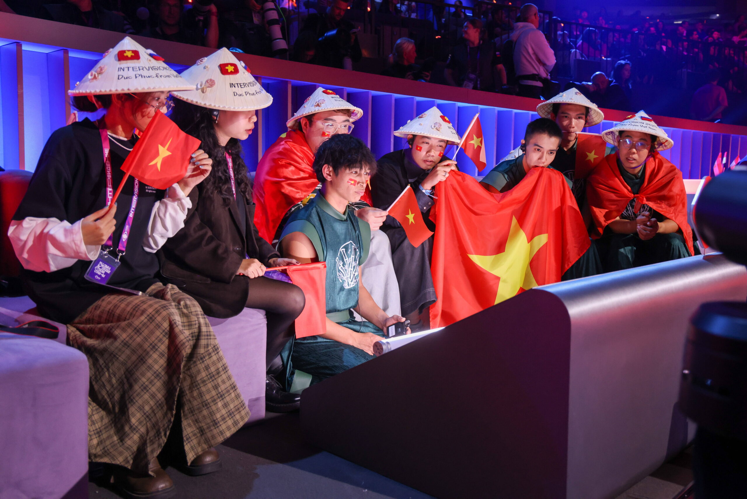 Les membres de la délégation vietnamienne devant la performance de leur candidat. © Vladimir Gerdo