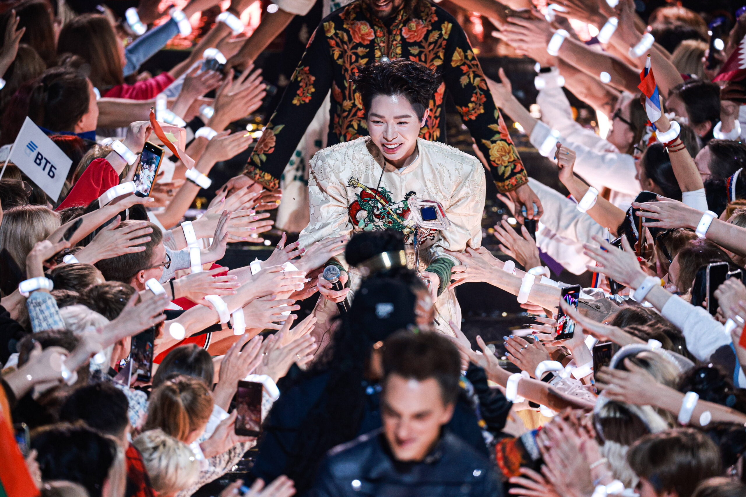 Le chanteur Đức Phúc, représentant le Vietnam, célèbre sa victoire au Concours international de la chanson Intervision 2025 à la salle de concert Live Arena. © Alexander Shcherbak