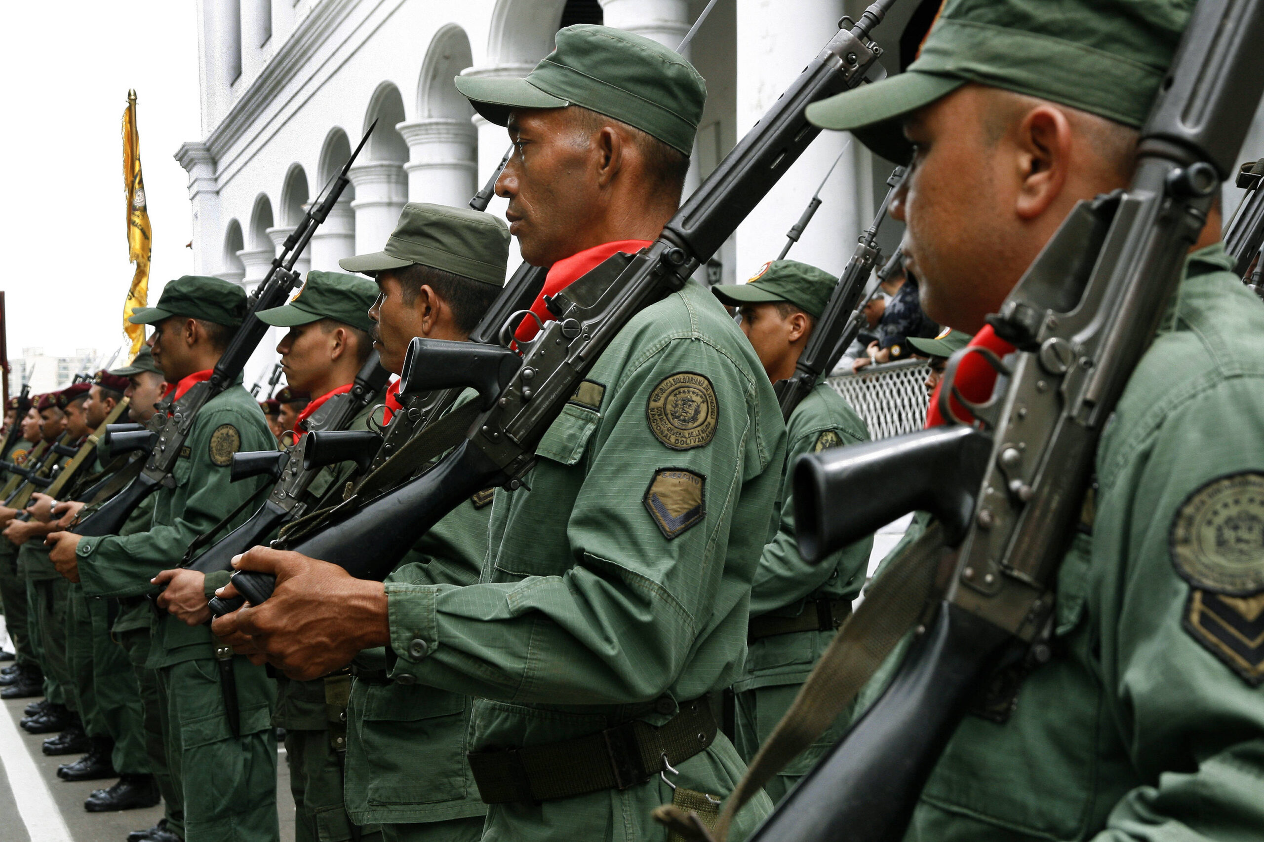 L'envoi d'une force opérationnelle de la marine américaine dans les eaux au nord du Venezuela, associé au ciblage d'un petit navire transportant 11 personnes, pourrait, dans ce contexte, être une tentative d'établir une situation «de guerre». © Humberto Matheus/Sipa USA