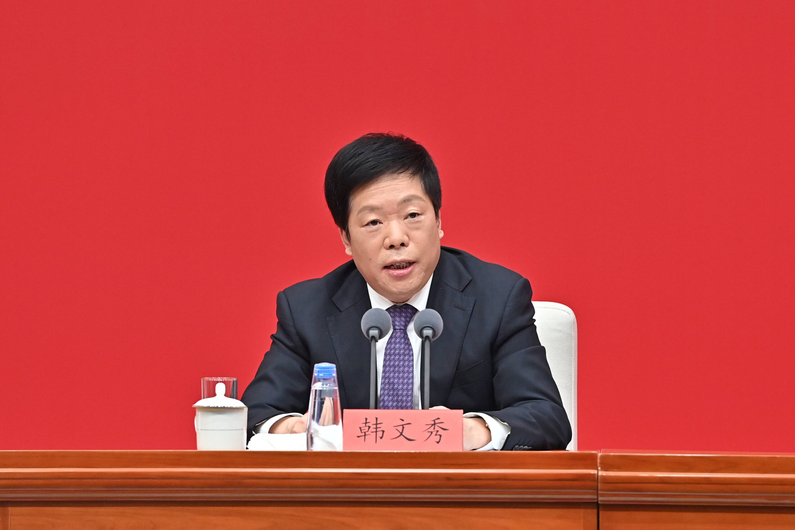 Né en Septembre 1963 à Hebei dans la région de Zanhuang, Han Wenxiu rejoint le Centre de Recherche Économique de la Commission de Planification nationale en 1989. En octobre 2023, il devient directeur du Bureau de Direction du Travail Rural. Adjoint de He Lifeng, il fait partie du colloque préparatoire d’avril en vue de la préparation du plan quinquennal. 