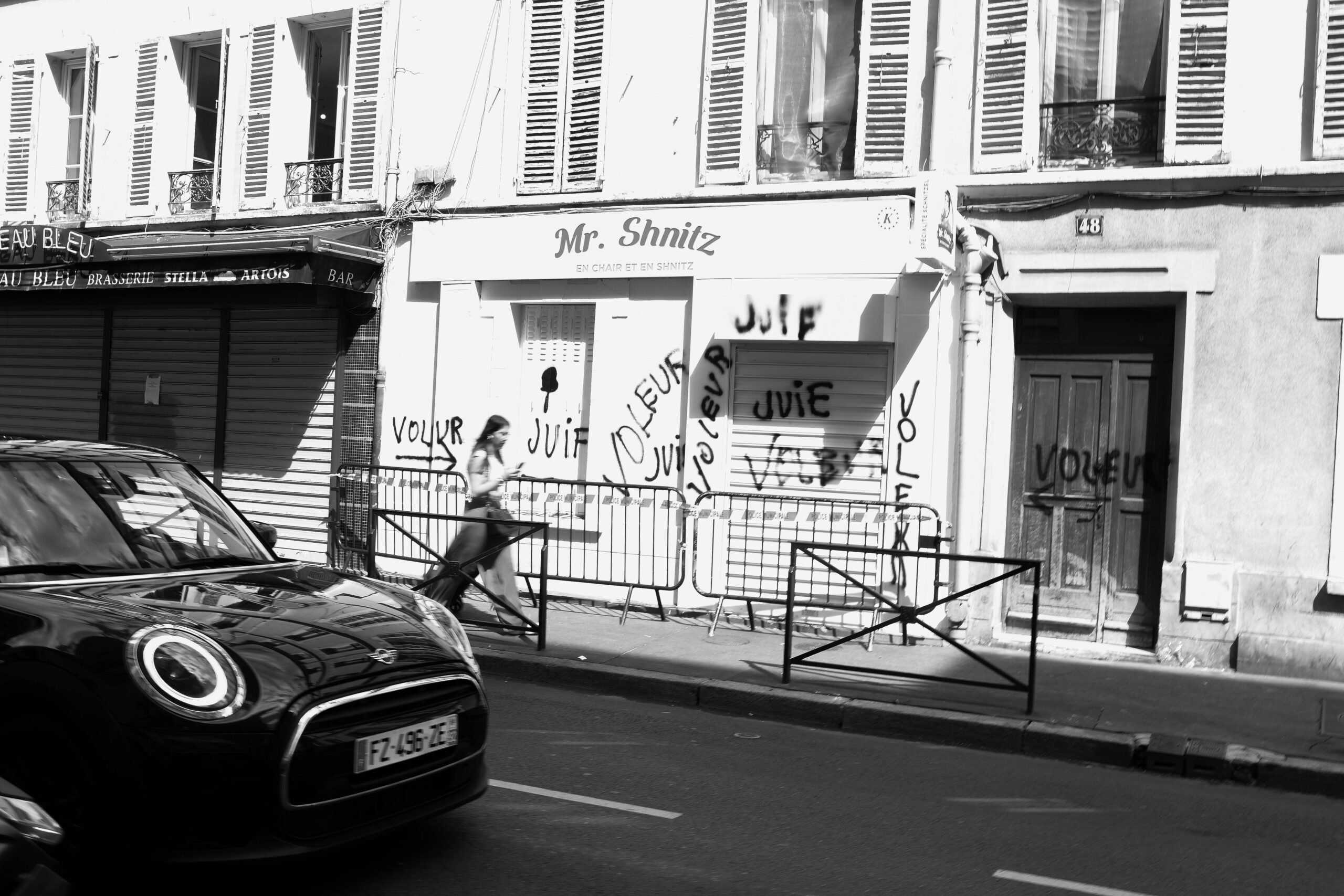 Le restaurant cacher Mr. Shnitz, rue Jules Guesde à Levallois Perret, est la cible de tags antisémites le 19 août 2023. © Lionel Urman