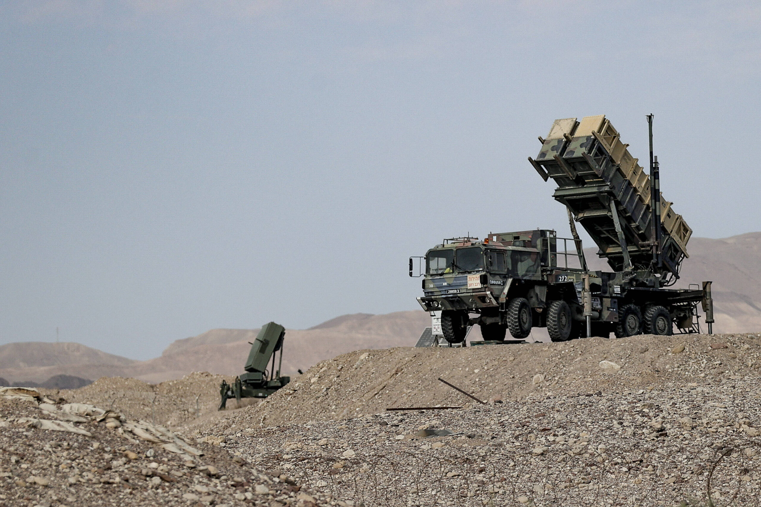 Une batterie de missiles antiaériens Patriot est déployée sur la route qui relie l'aéroport Ramon à la ville d'Eilat, en Israël, le 13 novembre 2023. © Manuel Bruque