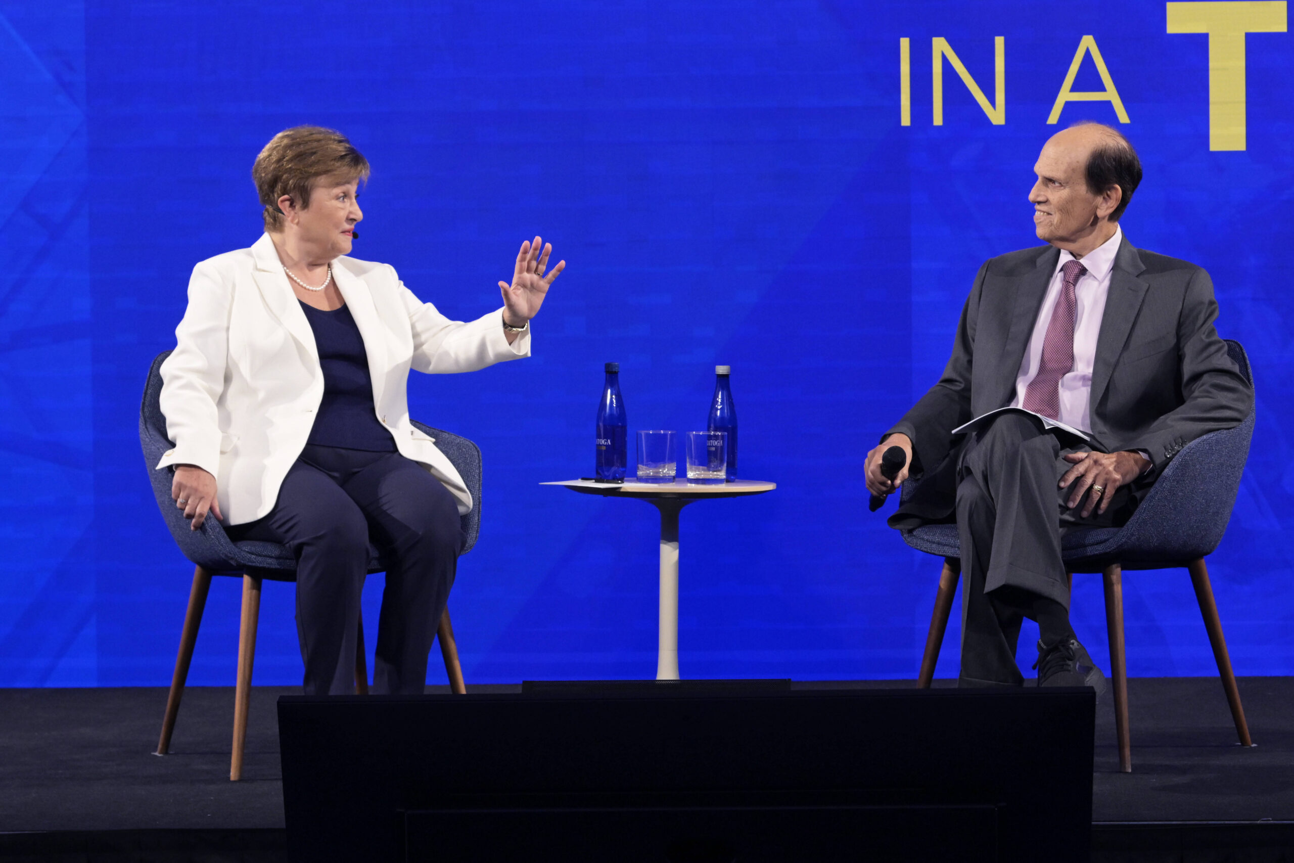 La directrice générale du Fonds monétaire international Kristalina Georgieva sur scène avec Michael Milken lors de la cérémonie d'ouverture des réunions annuelles du FMI et de la Banque mondiale au siège du Milken Institute à Washington D.C., aux États-Unis, le 8 octobre 2025. © Lenin Nolly
