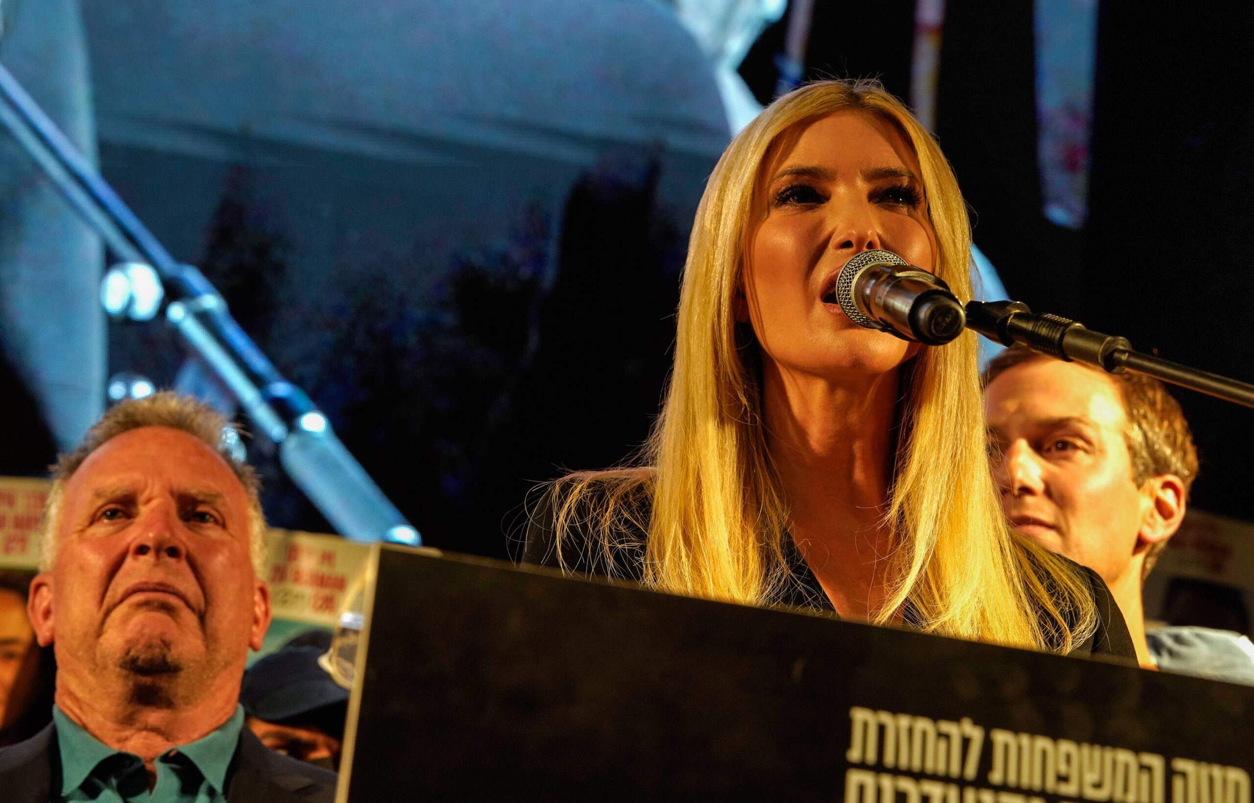 Ivanka Trump, s'adresse à la foule sur la scène de la place des Otages à Jérusalem le 12 octobre 2025. Steve Witkoff et Jared Kushner sont en arrière plan. © Sharon Eilon/SOPA/SIPA