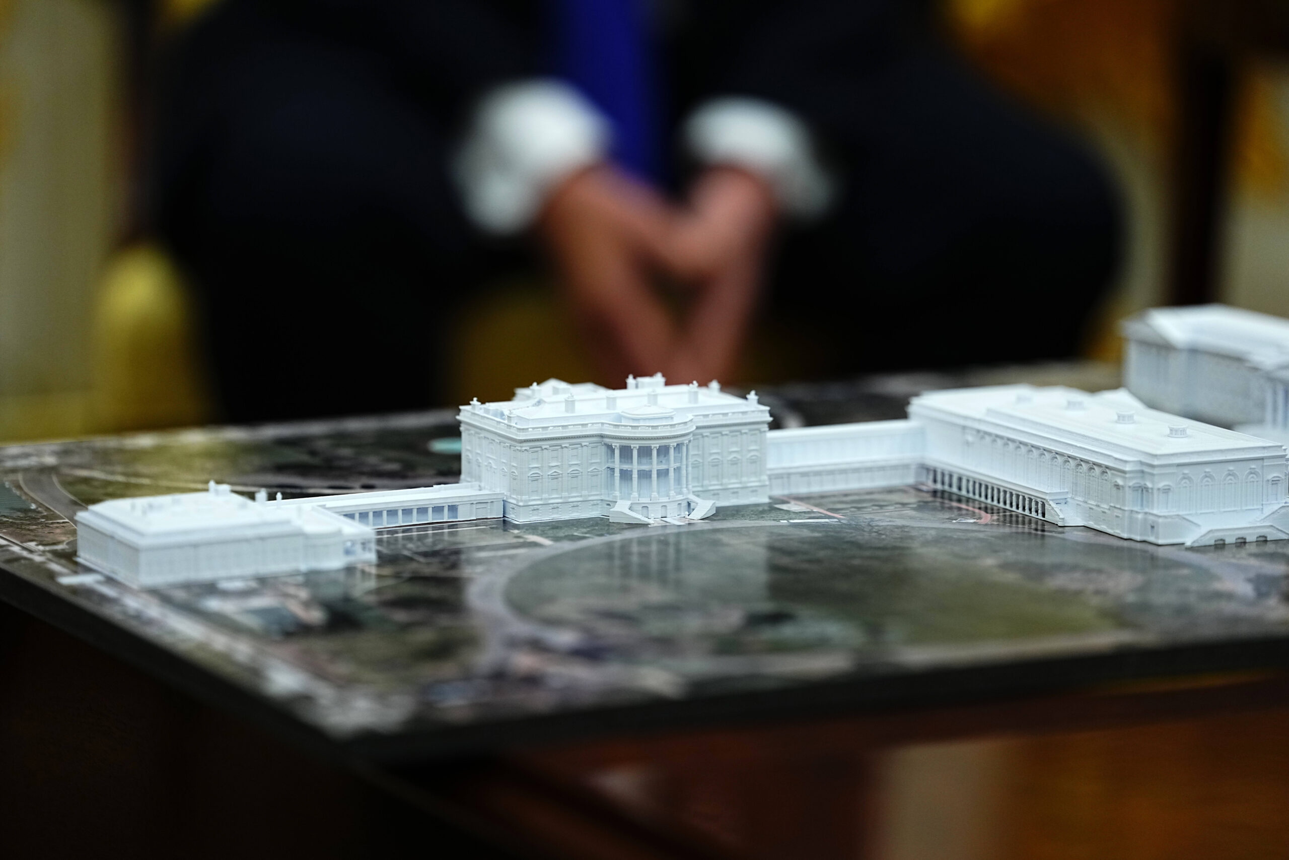 Photographie de la maquette de la Maison Blanche avec la nouvelle salle de bal exposée sur la table du bureau ovale, pendant la rencontre de Donald Trump avec Mark Rutte, secrétaire général de l'OTAN. © Aaron Schwartz